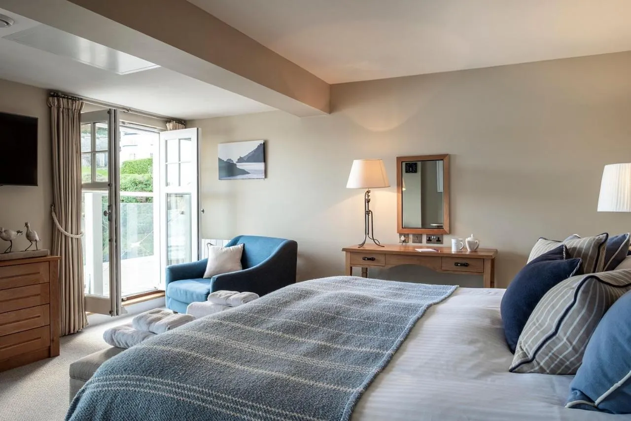 Shower, Bed in South Sands Hotel