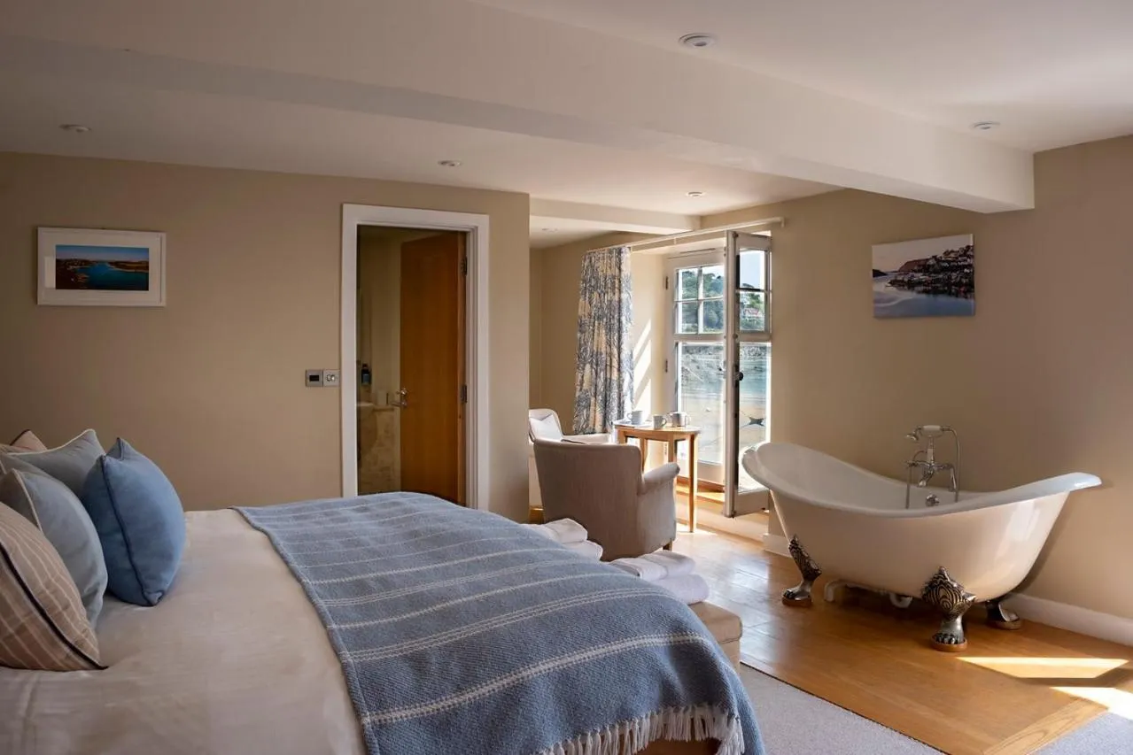 Shower, Bed in South Sands Hotel