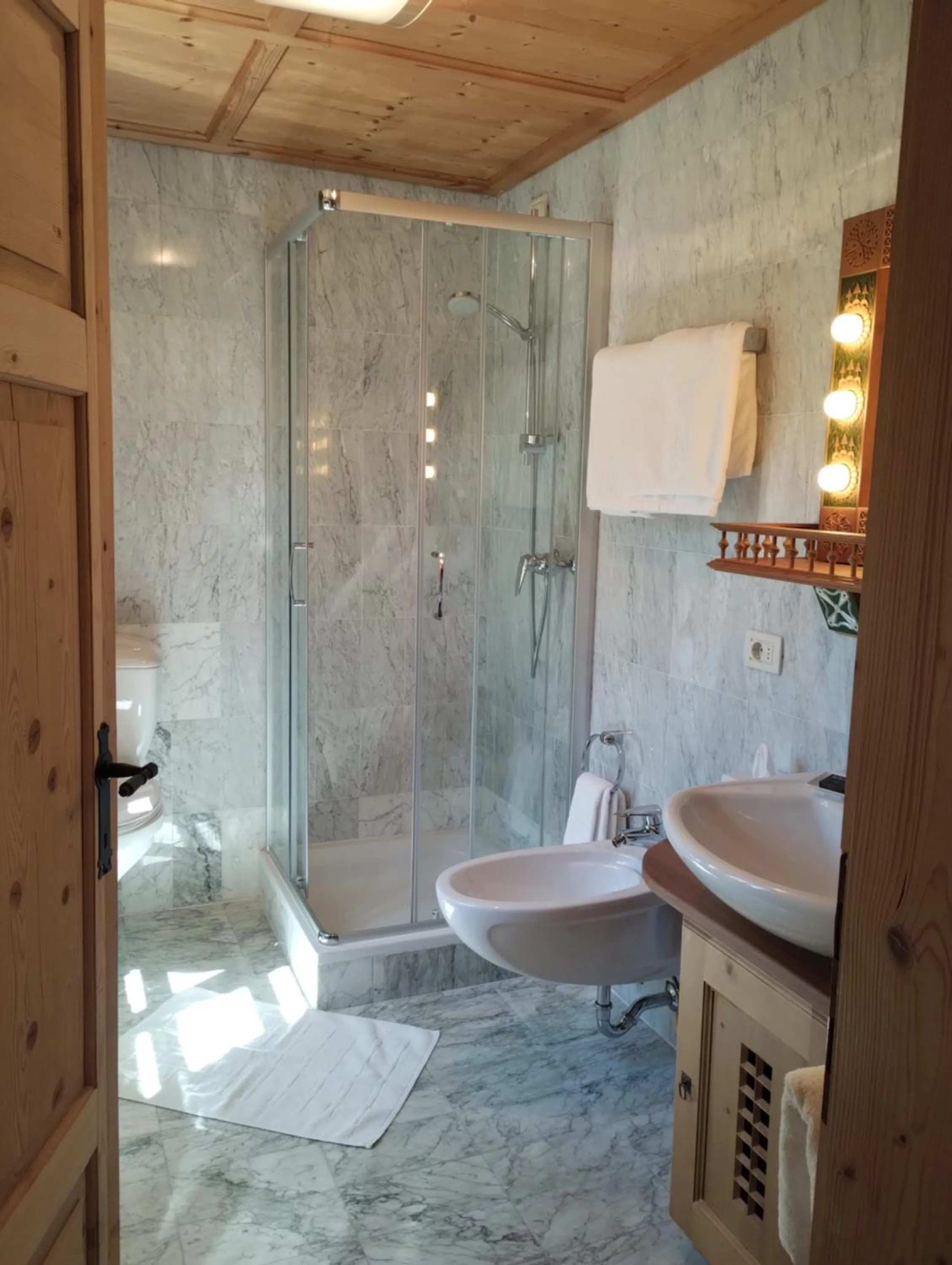 Bathroom in Schlosswirt Forst