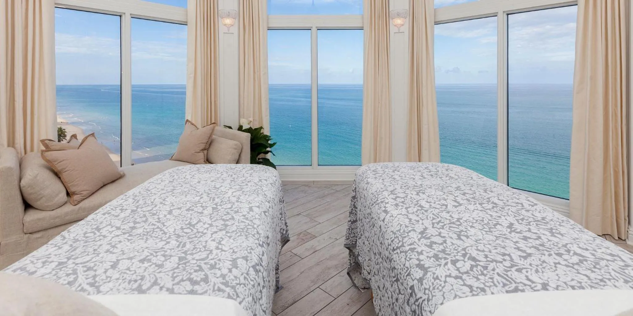 Day, Bed in Pelican Grand Beach Resort, a Noble House Resort