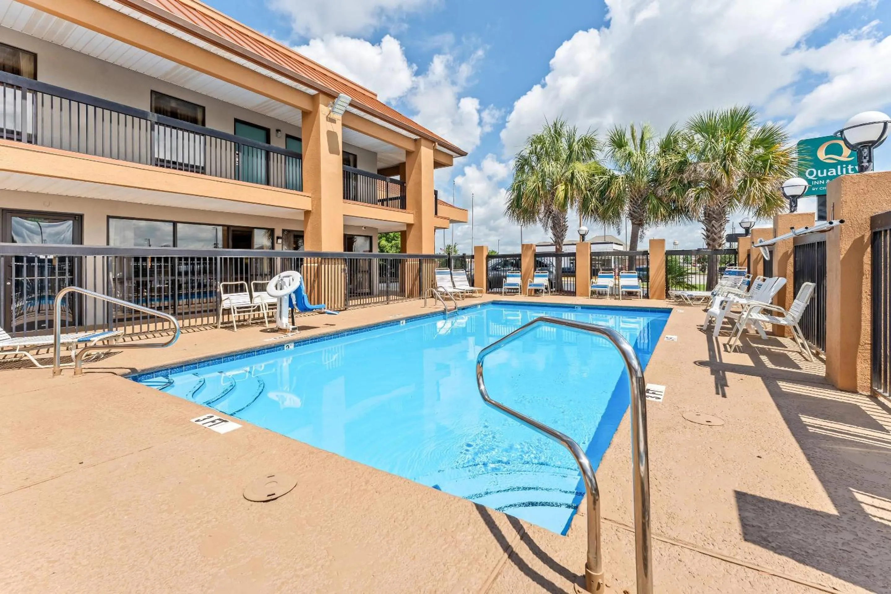 Swimming pool in Quality Inn & Suites near Robins Air Force Base
