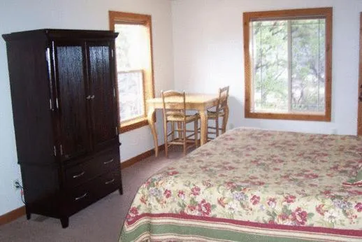 Decorative detail, Bed in Stone Canyon Inn