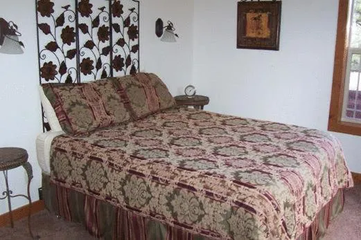 Photo of the whole room, Bed in Stone Canyon Inn