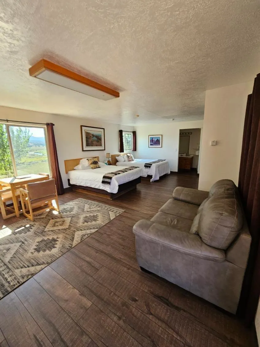 View (from property/room), Bed in The Riverside Ranch Motel and RV Park Southern Utah