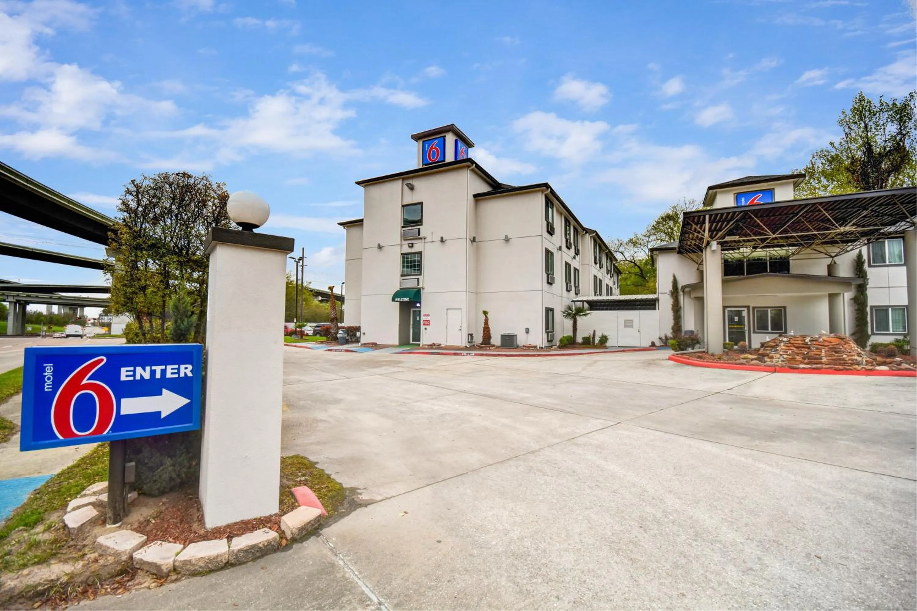 Property building in Motel 6 Humble, TX - Houston International Airport