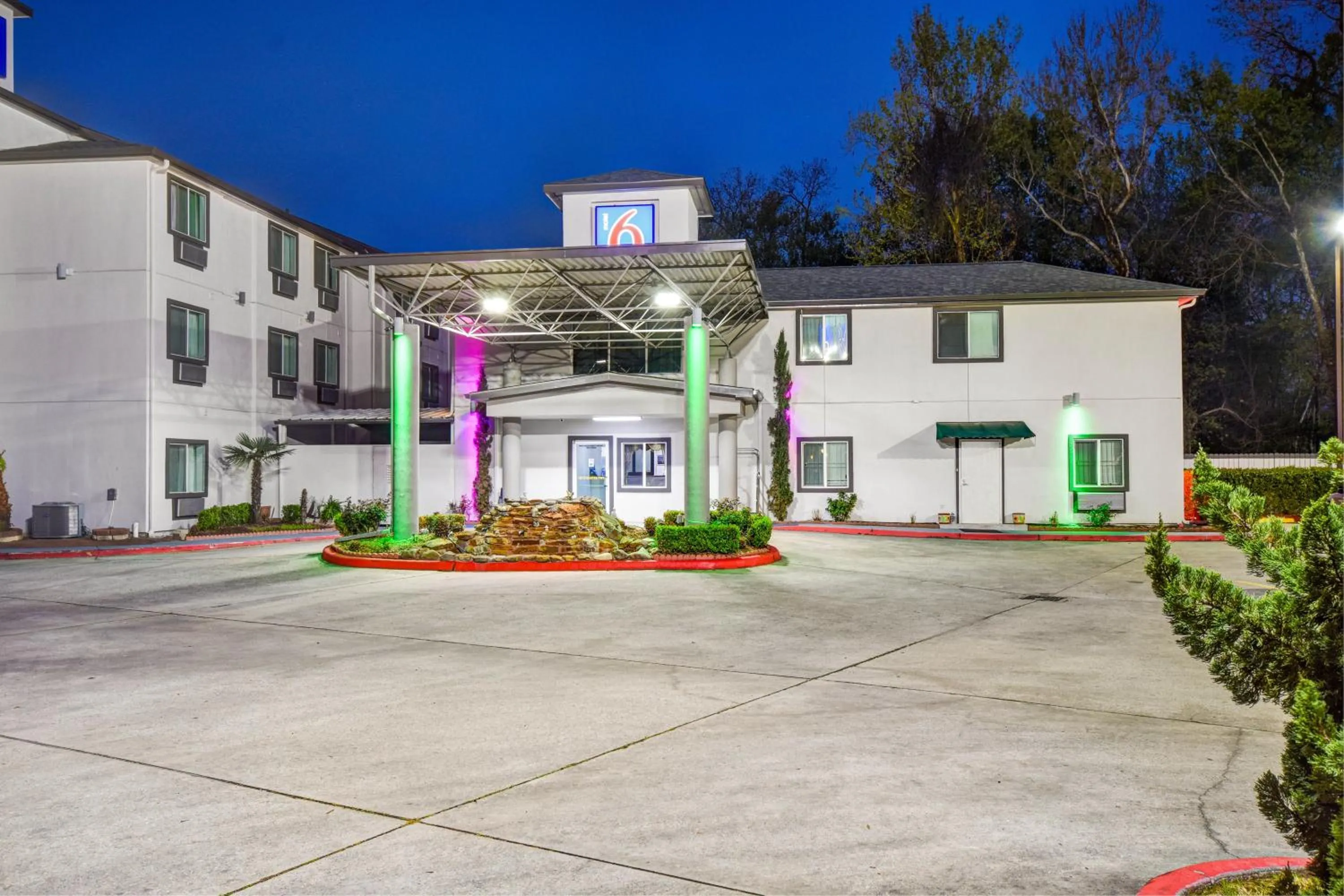 Property building in Motel 6 Humble, TX - Houston International Airport