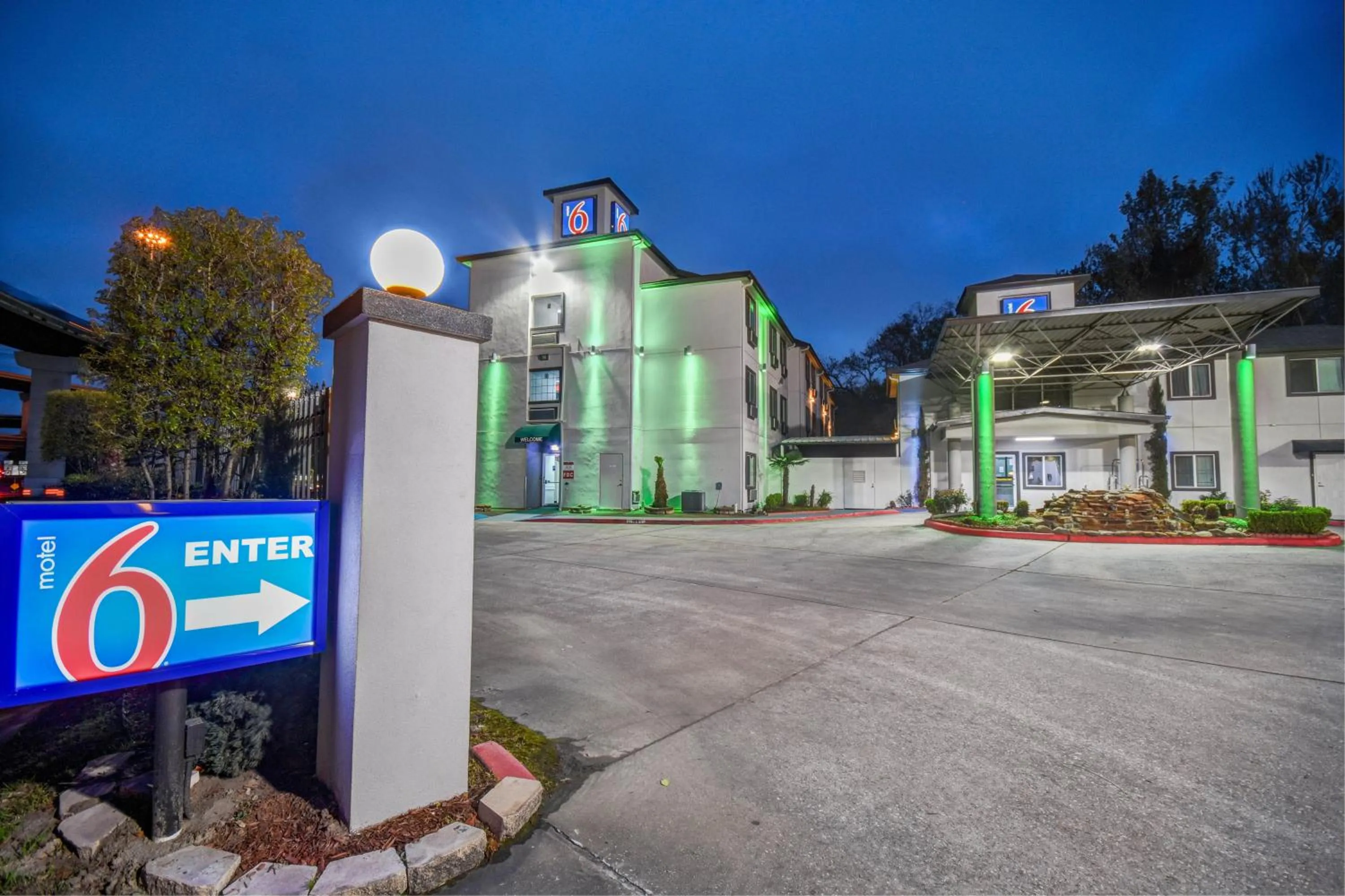 Property building in Motel 6 Humble, TX - Houston International Airport