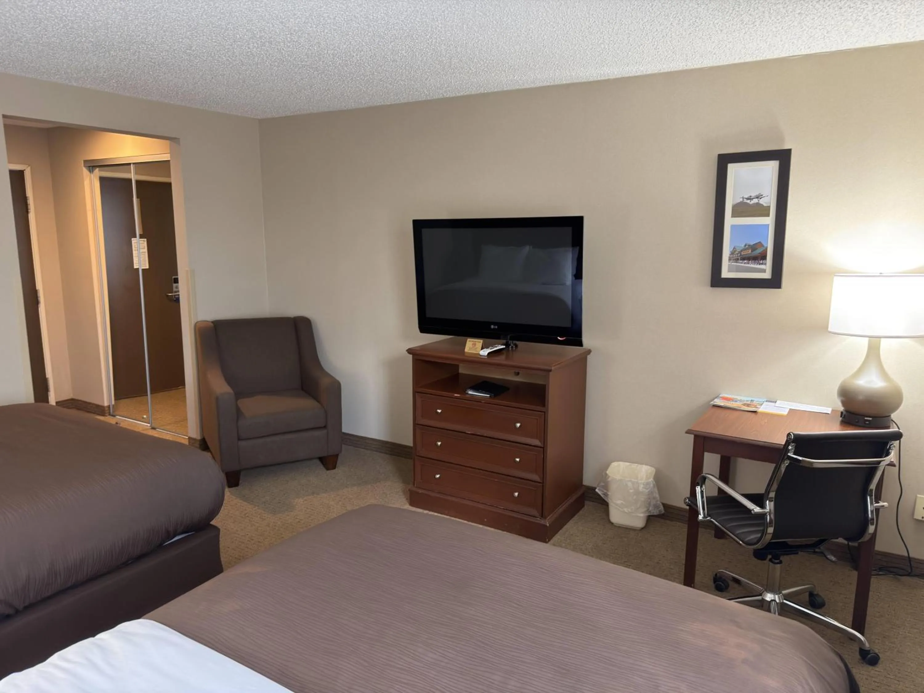 Photo of the whole room, Bed in Wingate by Wyndham Utica