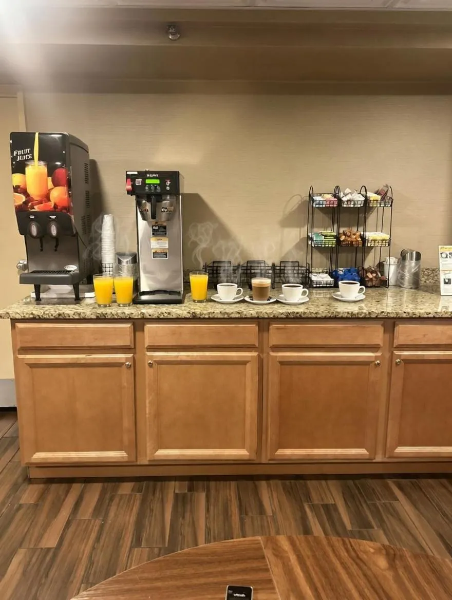 Coffee/tea facilities in Wingate by Wyndham Utica