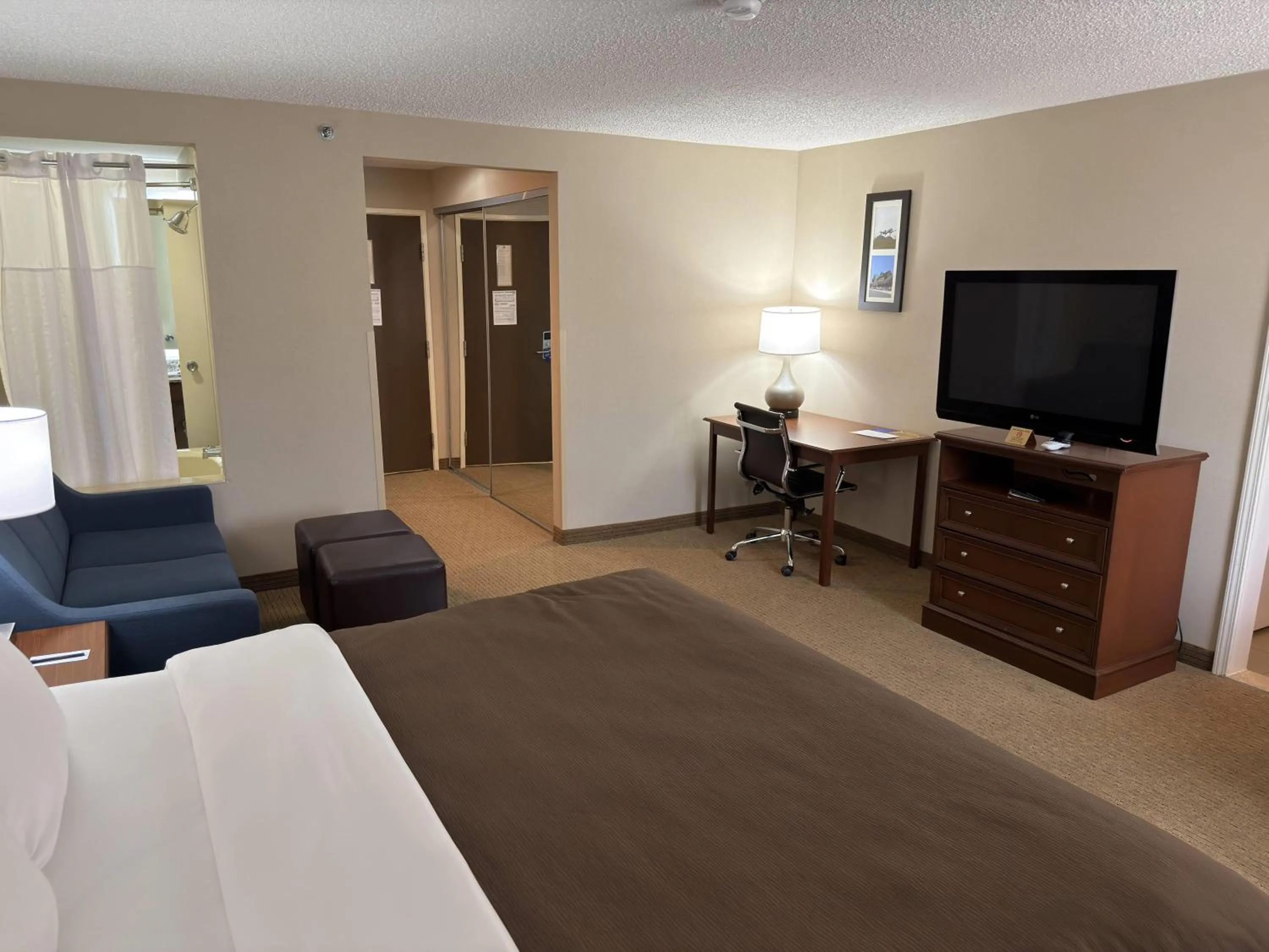 Photo of the whole room, Bed in Wingate by Wyndham Utica