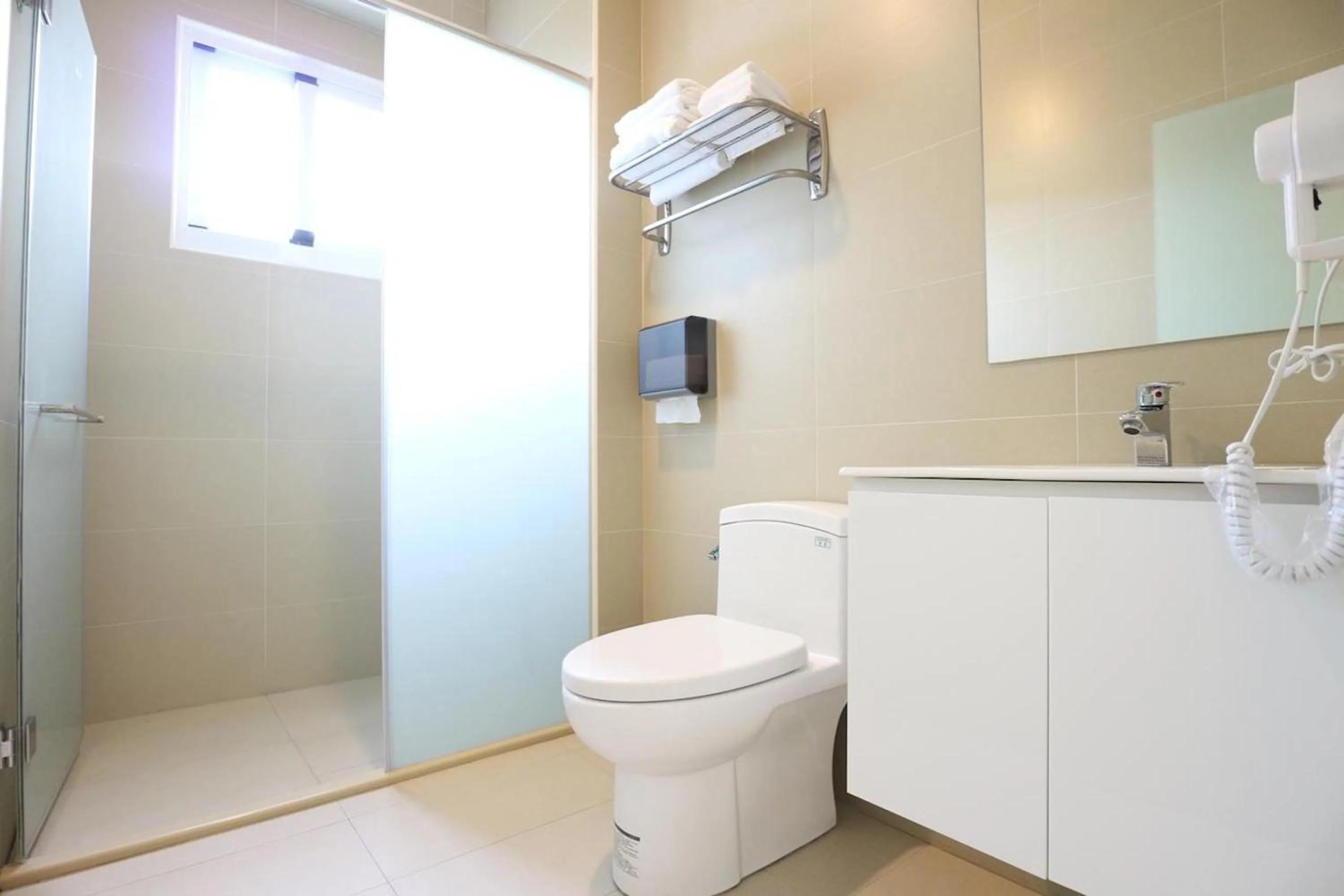 Bathroom in Cozy Green Guesthouse