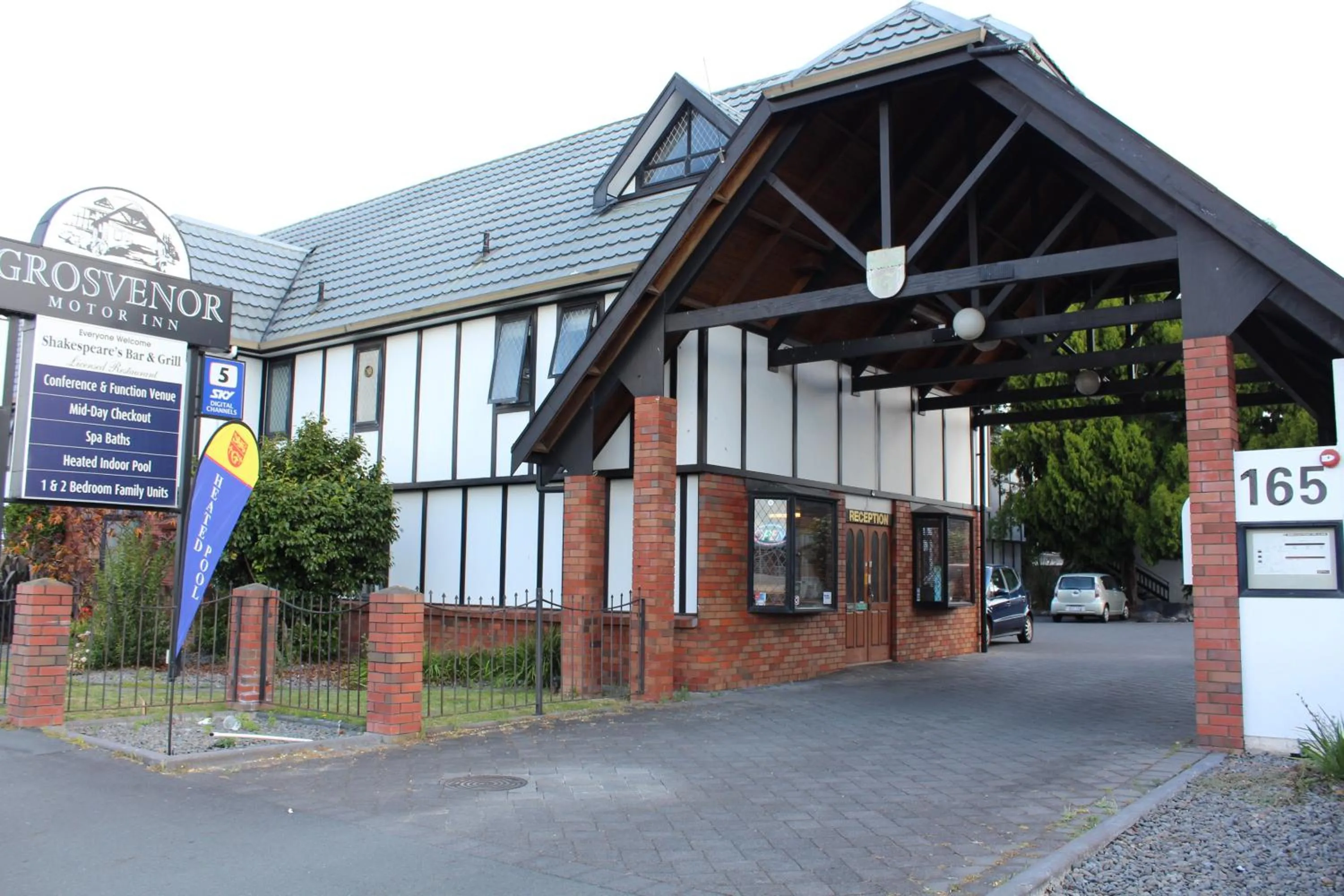 Facade/entrance in Grosvenor Motel