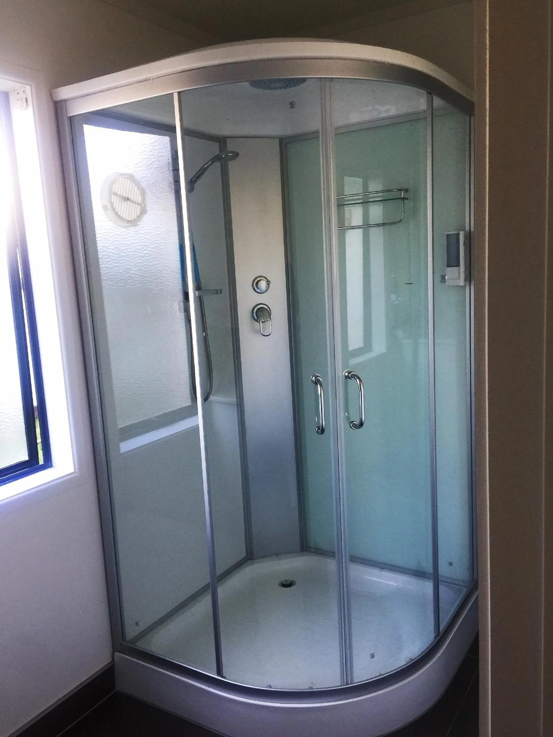 Shower in Grosvenor Motel