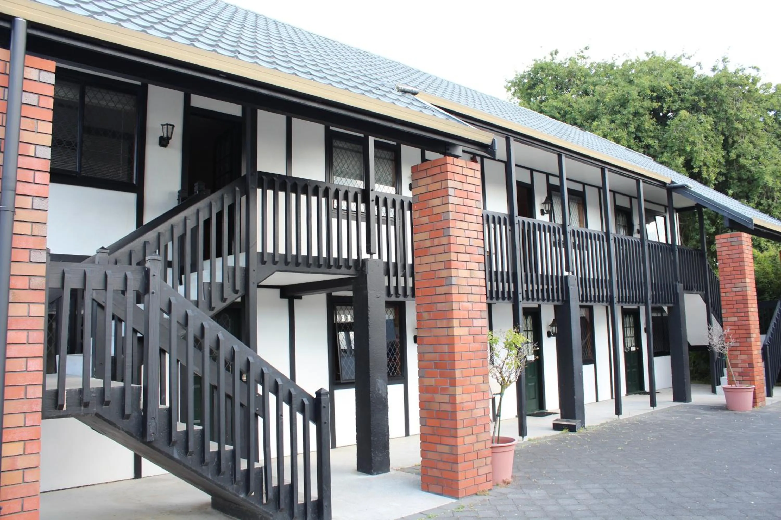 Facade/entrance in Grosvenor Motel