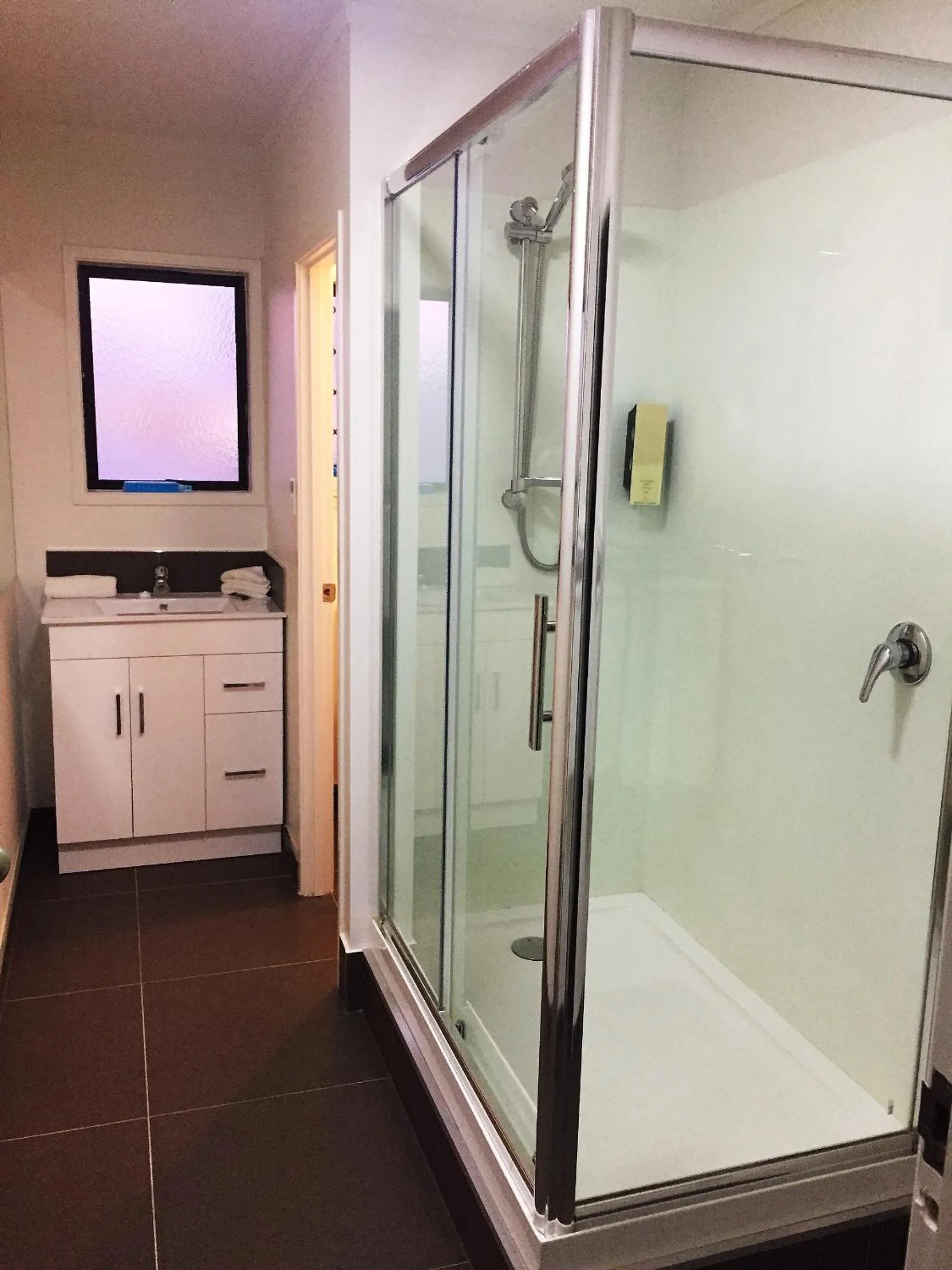 Shower in Grosvenor Motel