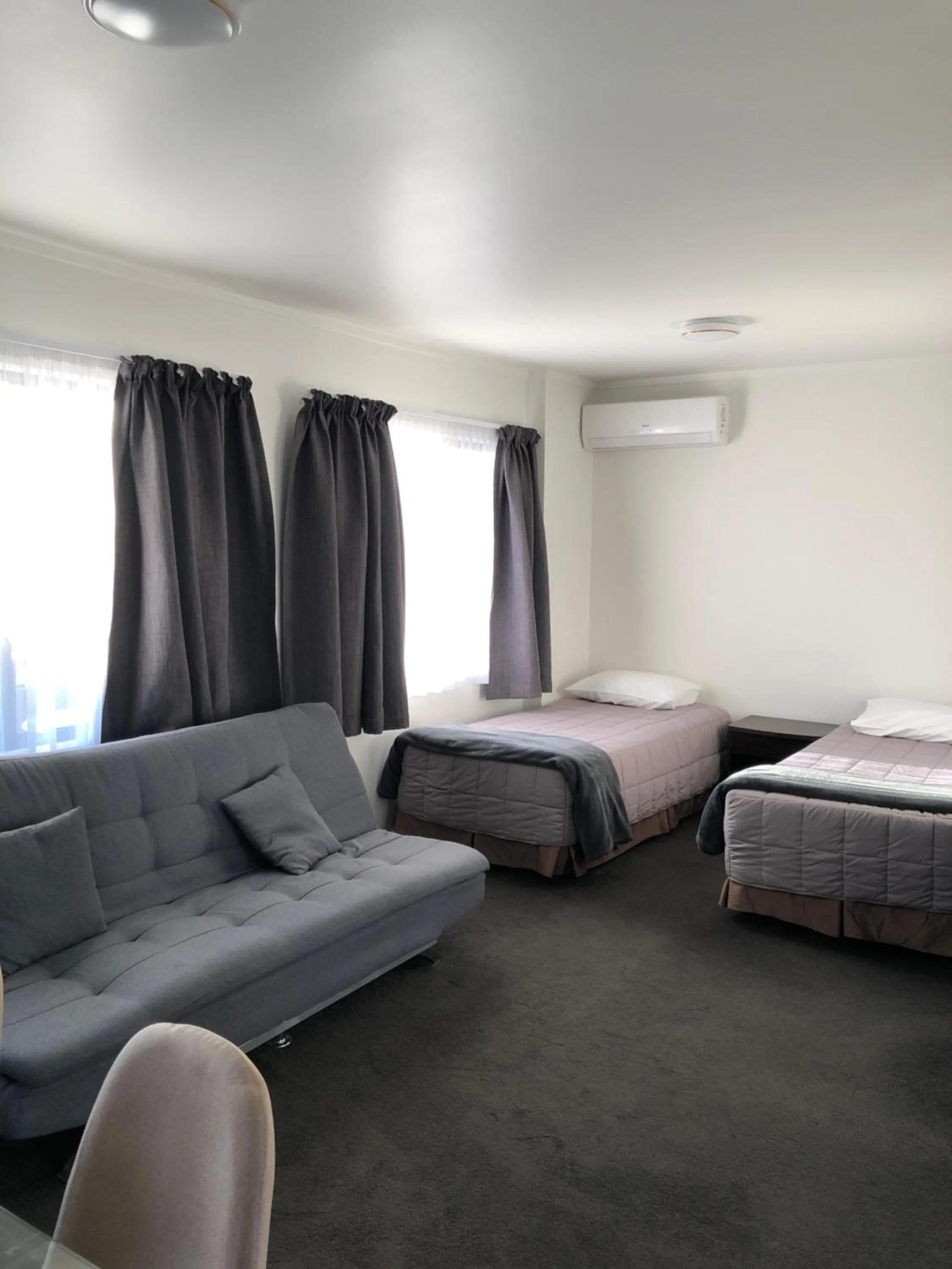 Living room, Bed in Grosvenor Motel