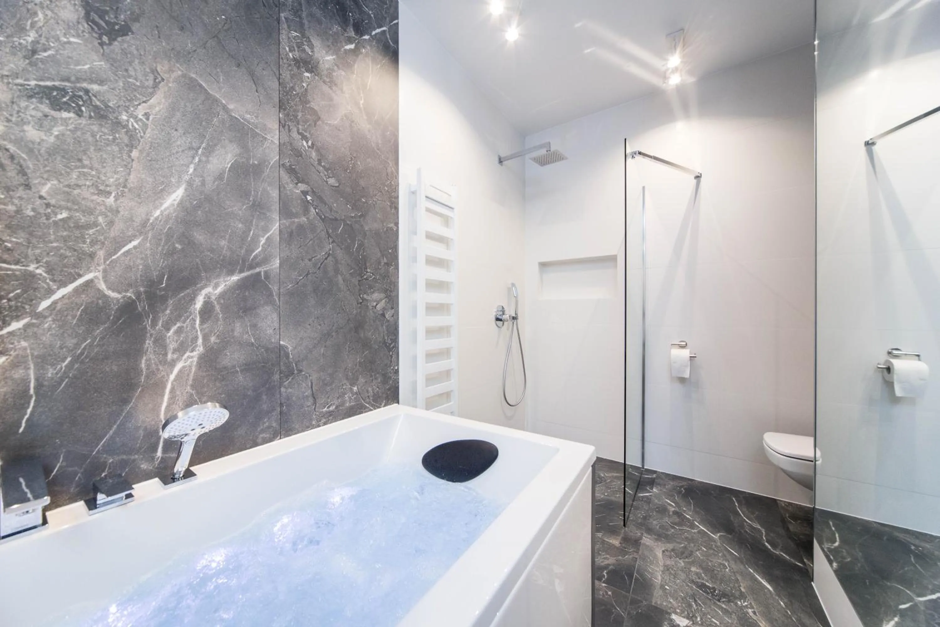 Hot Tub in Jacuzzi Apartments