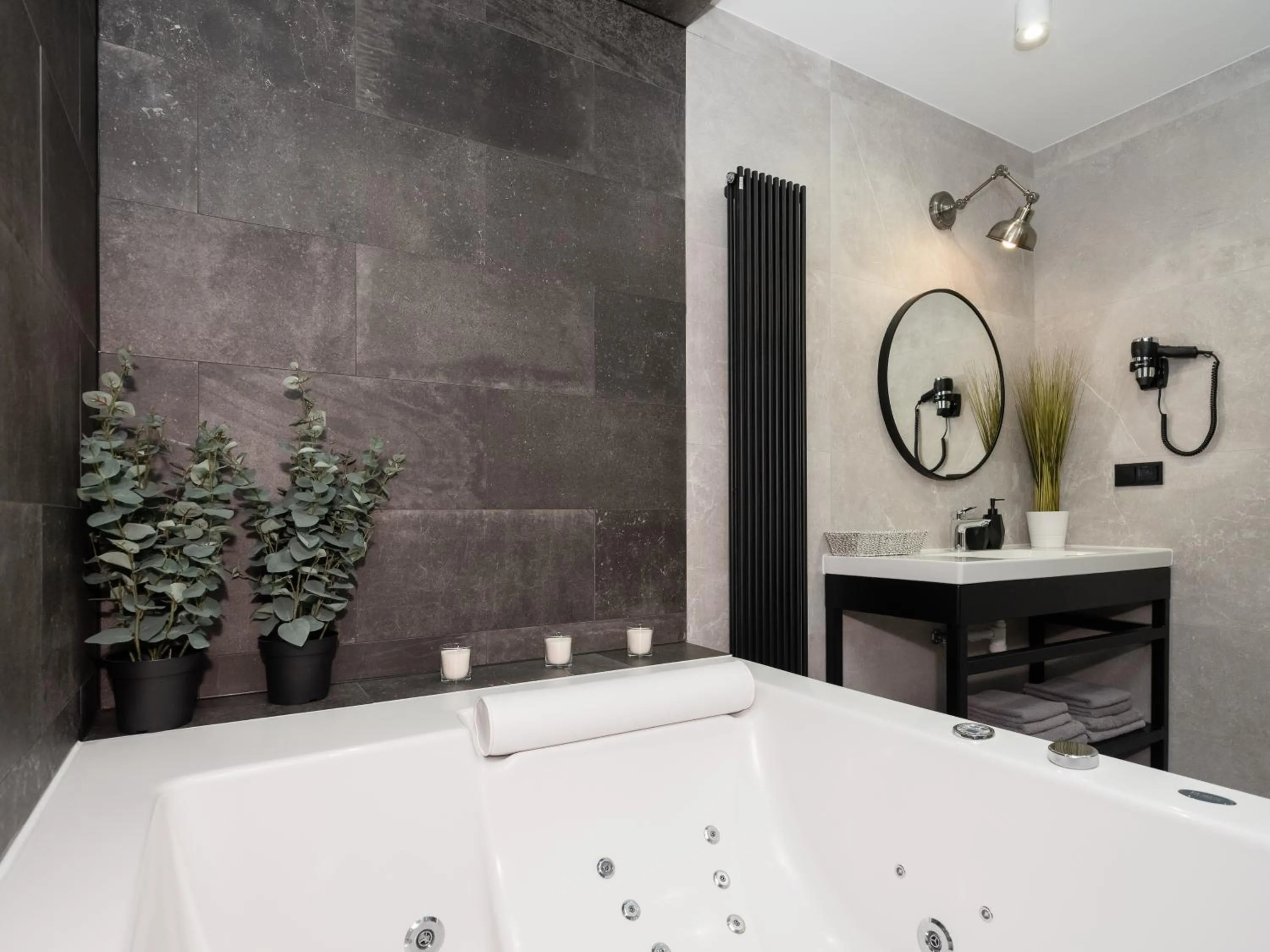 Hot Tub in Jacuzzi Apartments
