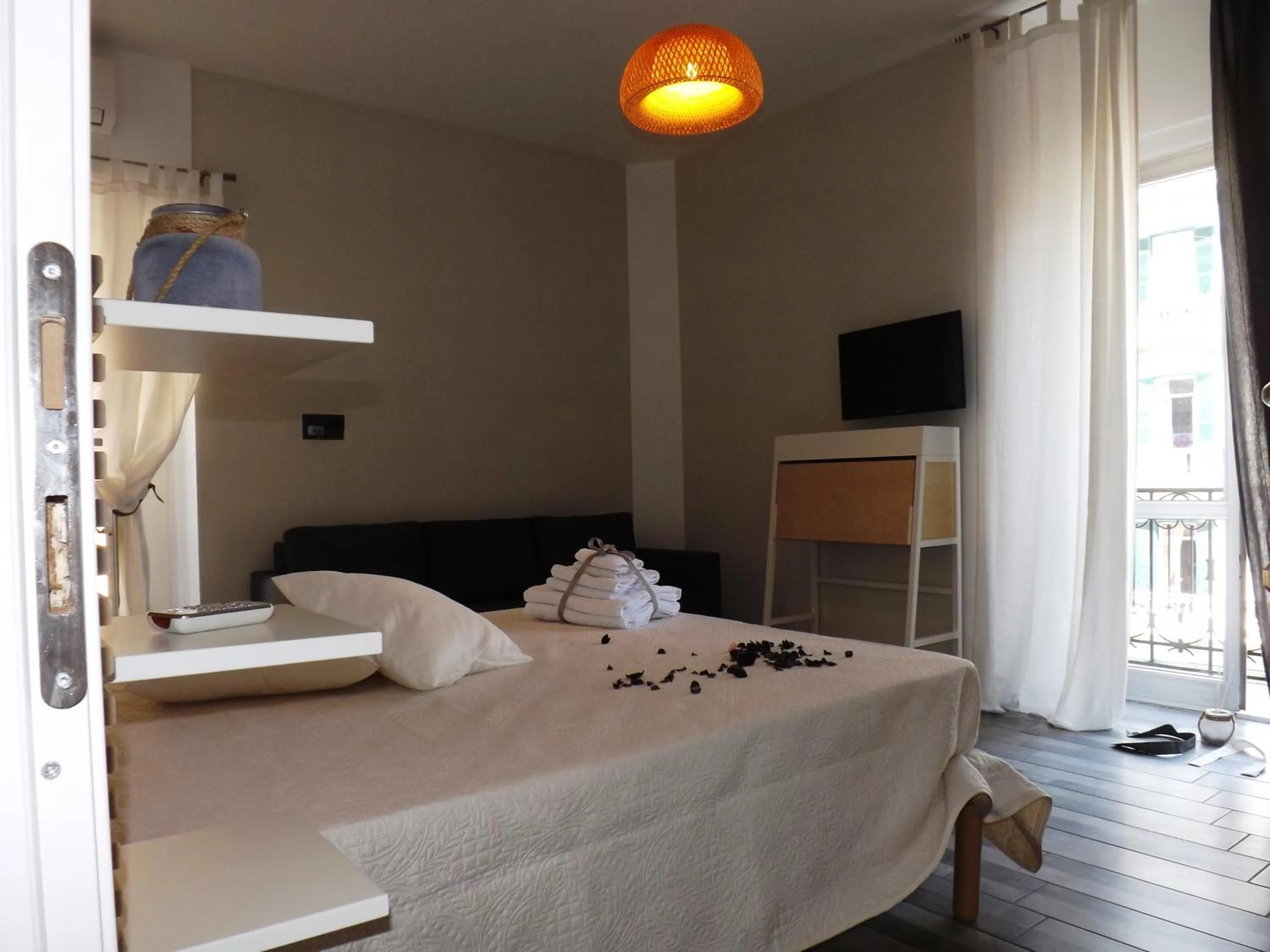 Photo of the whole room, Bed in Domus Alma