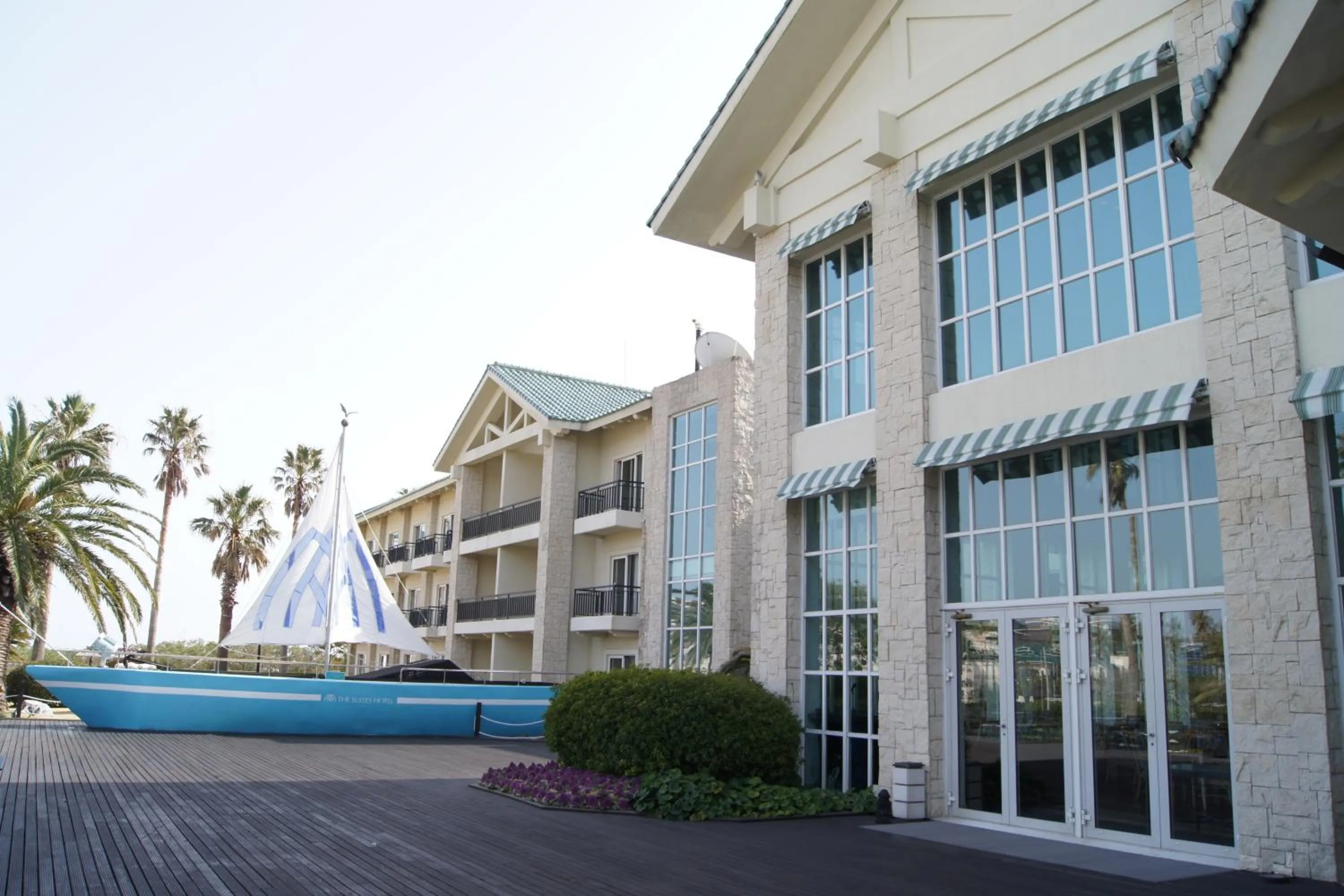 Facade/entrance in The Suites Hotel Jeju