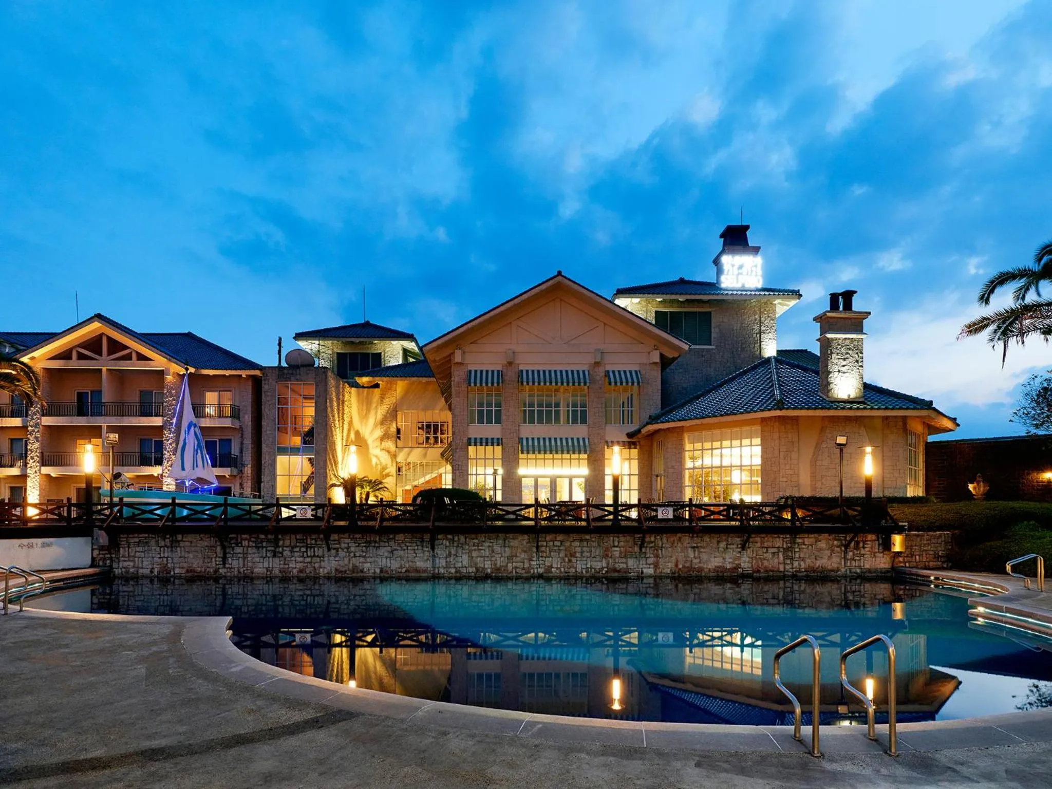 Swimming pool in The Suites Hotel Jeju