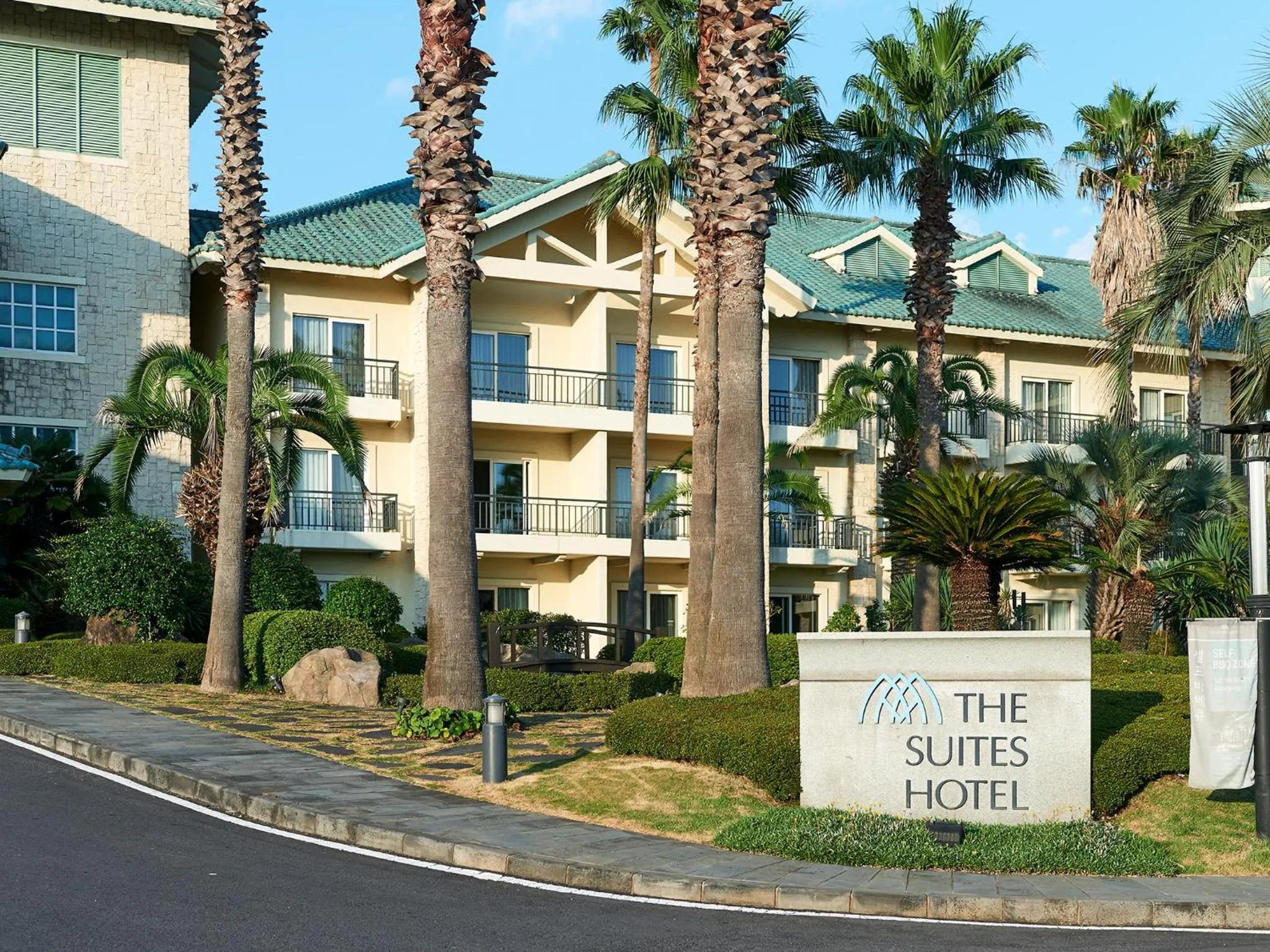 Facade/entrance in The Suites Hotel Jeju