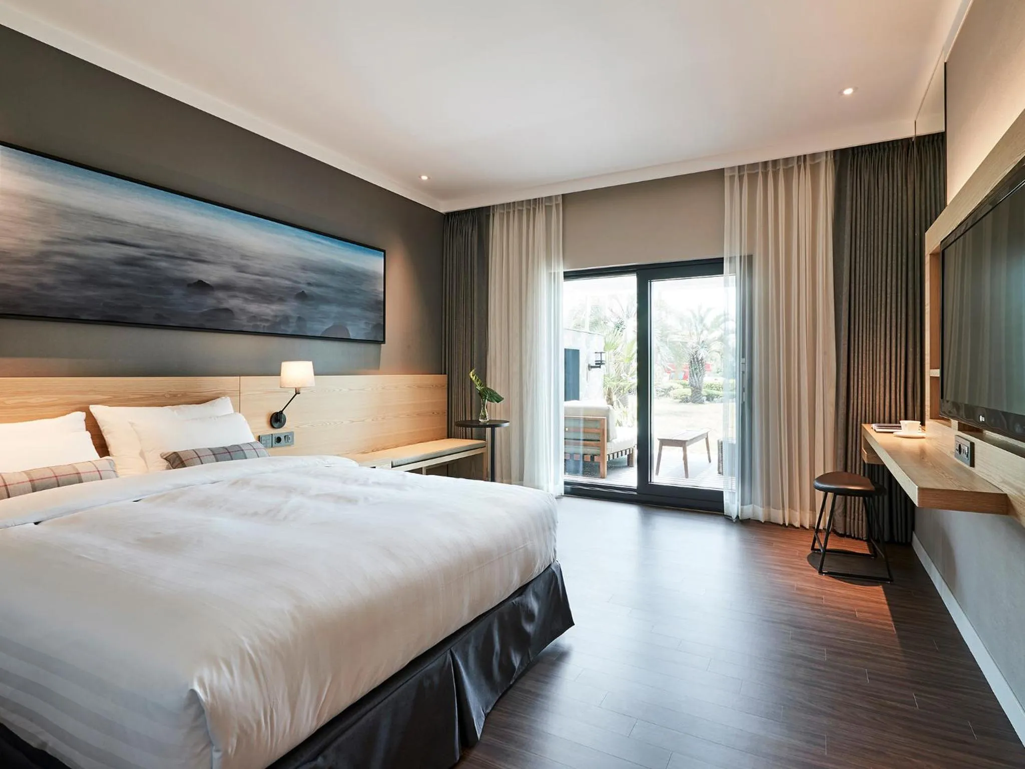 Bed in The Suites Hotel Jeju