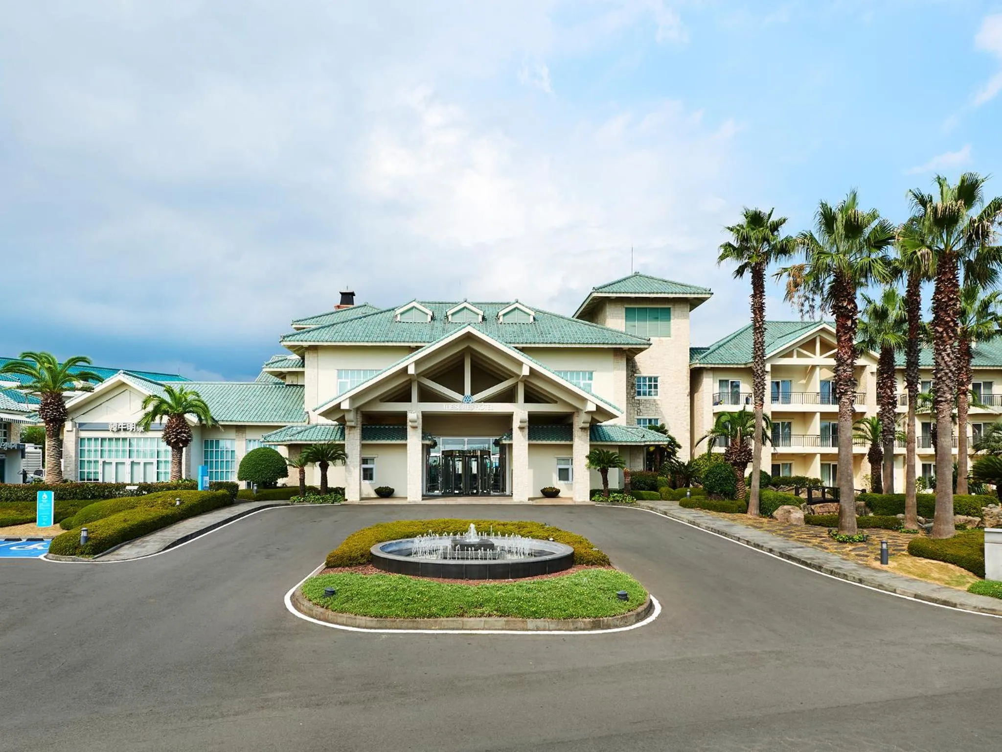 Facade/entrance in The Suites Hotel Jeju
