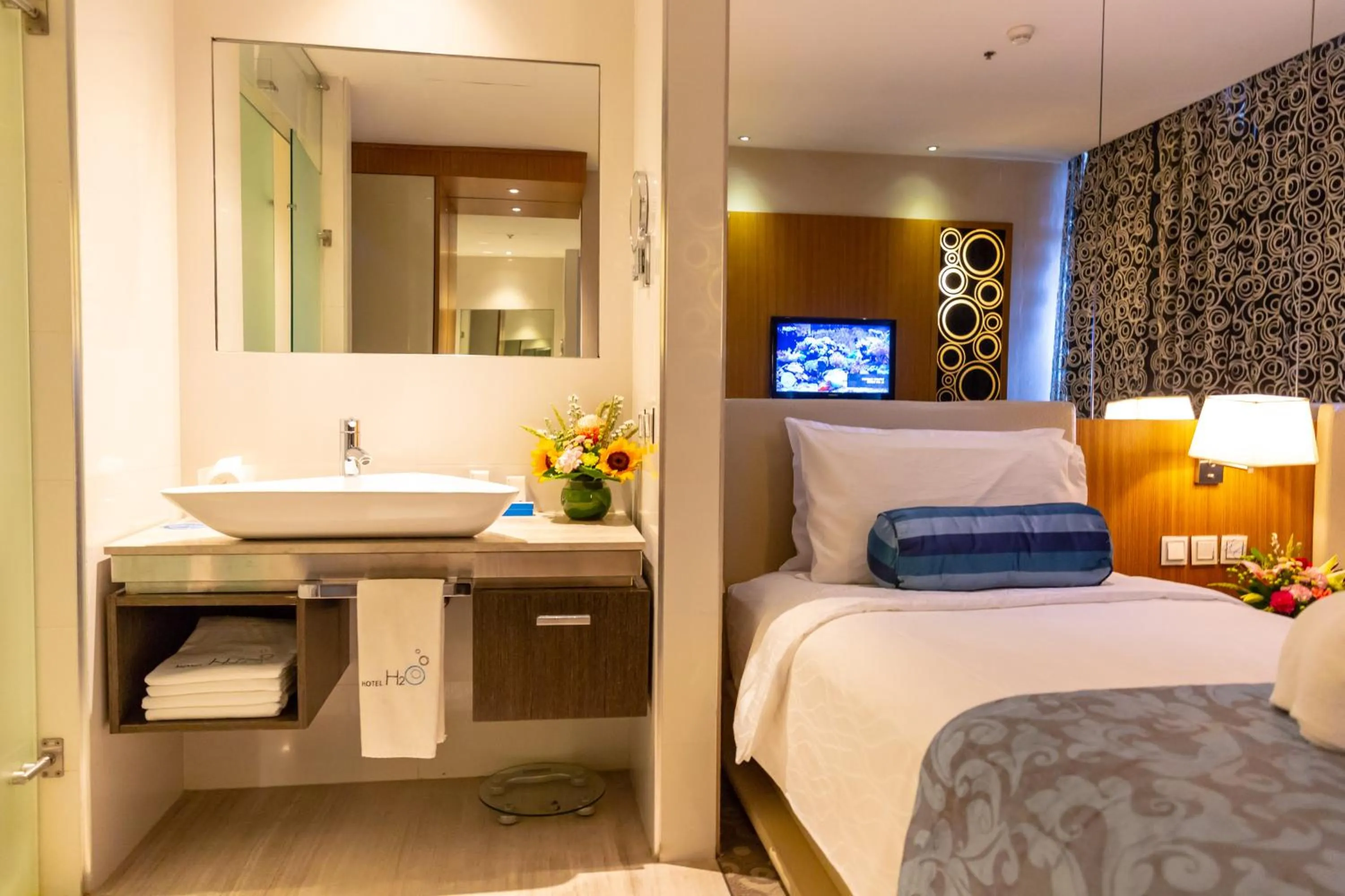 Bathroom, Bed in Hotel H2O