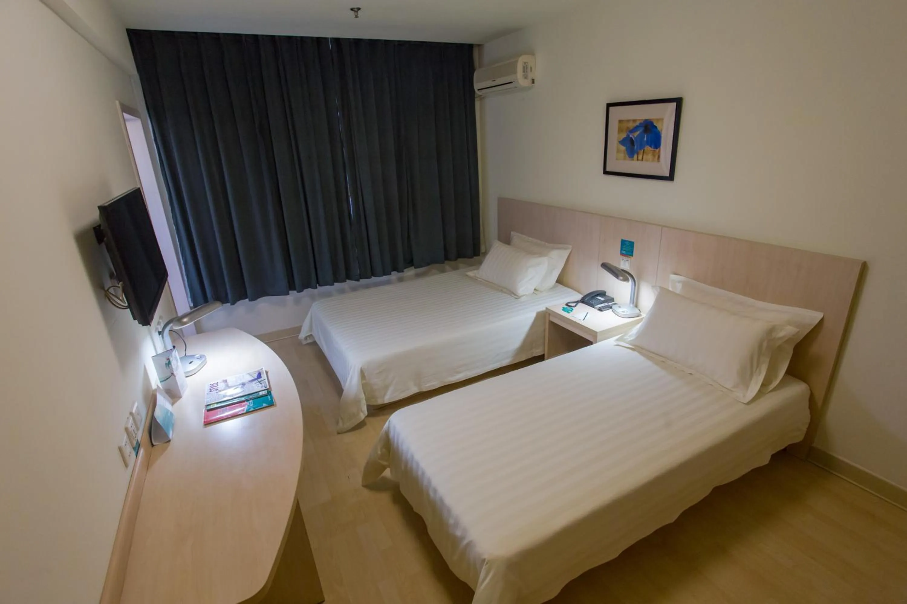 Photo of the whole room, Bed in Jinjiang Inn - Beijing Changchun Street