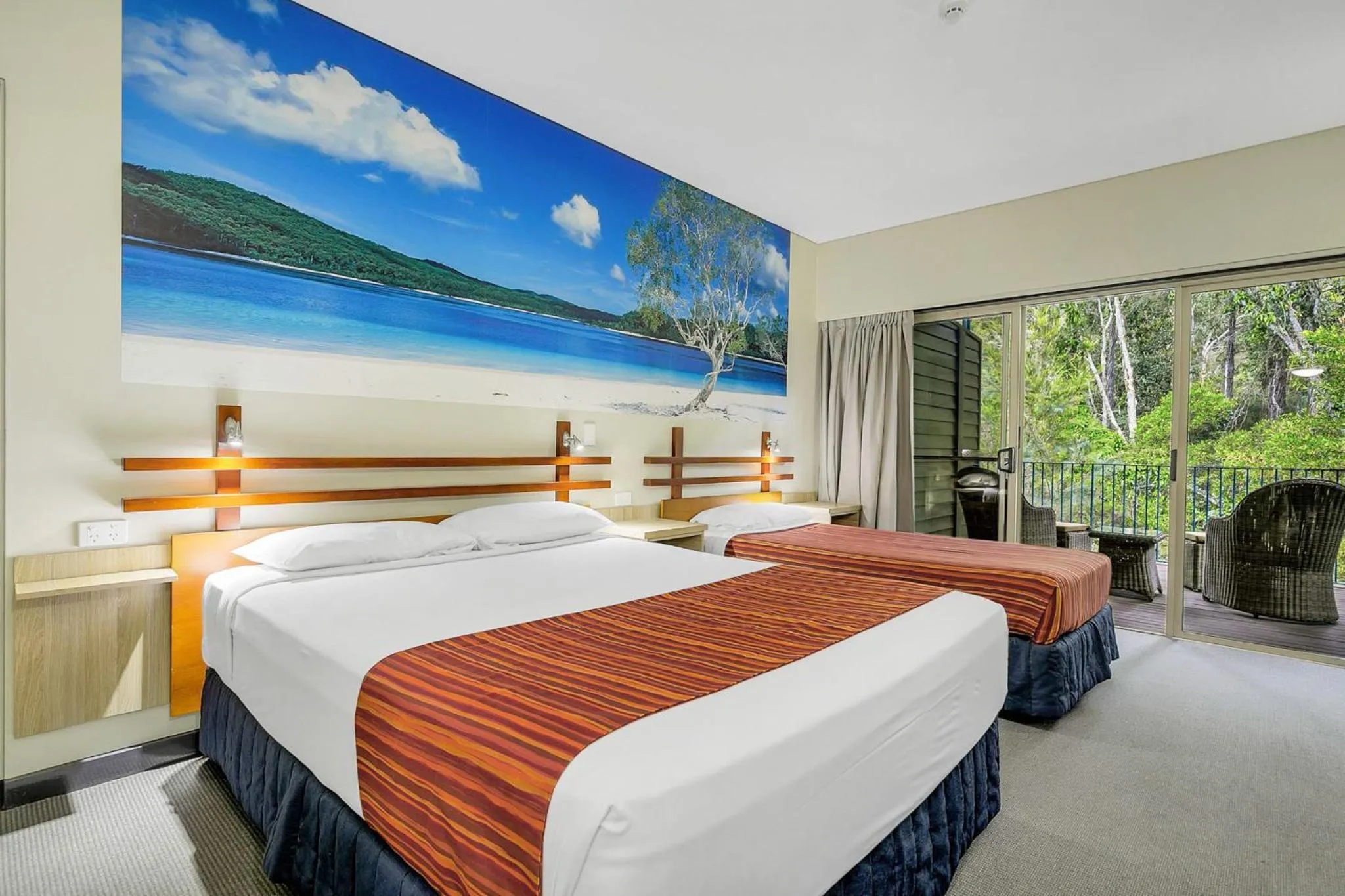 Bed in Kingfisher Bay Resort