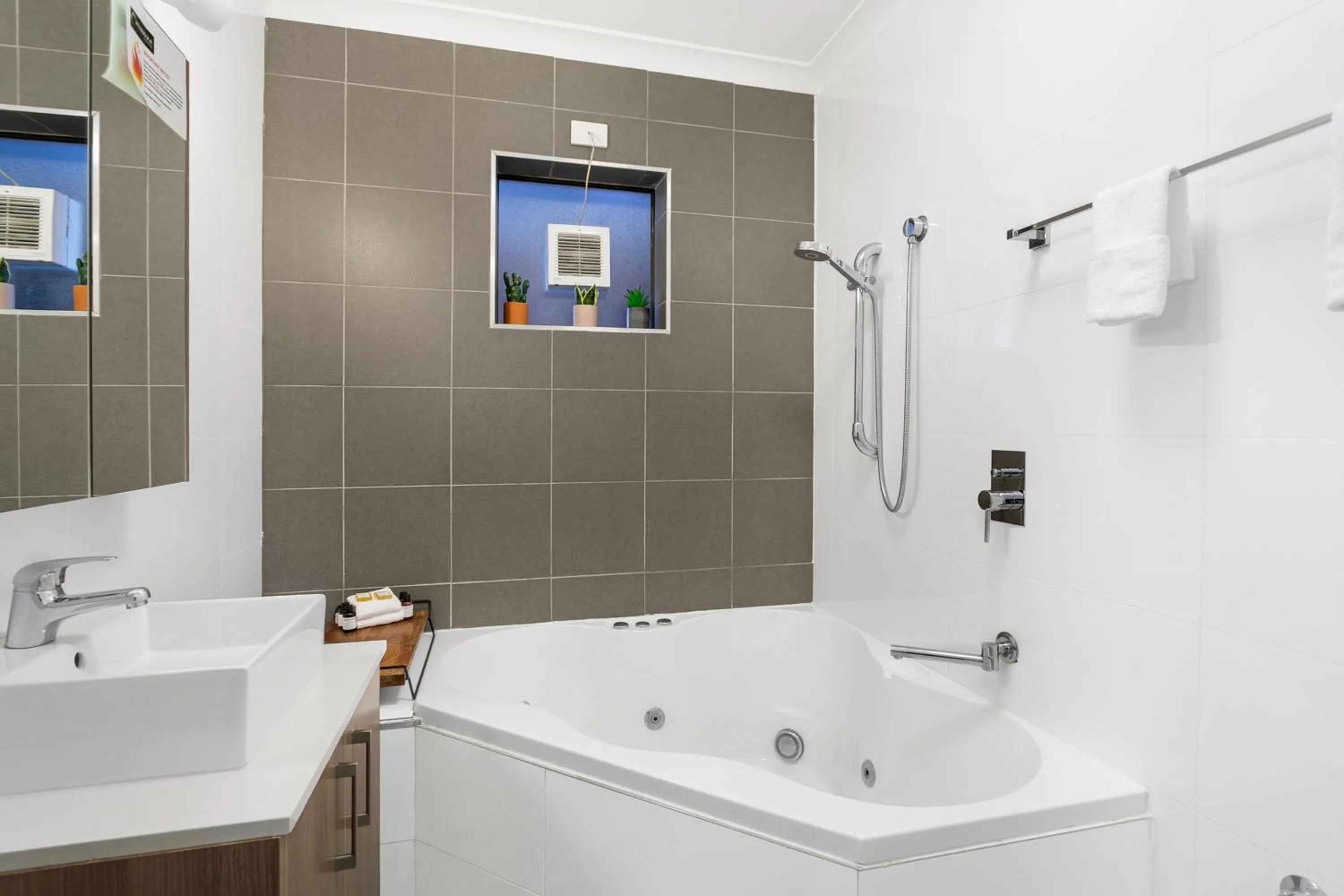 Bathroom in Peninsula Nelson Bay Motel and Serviced Apartments
