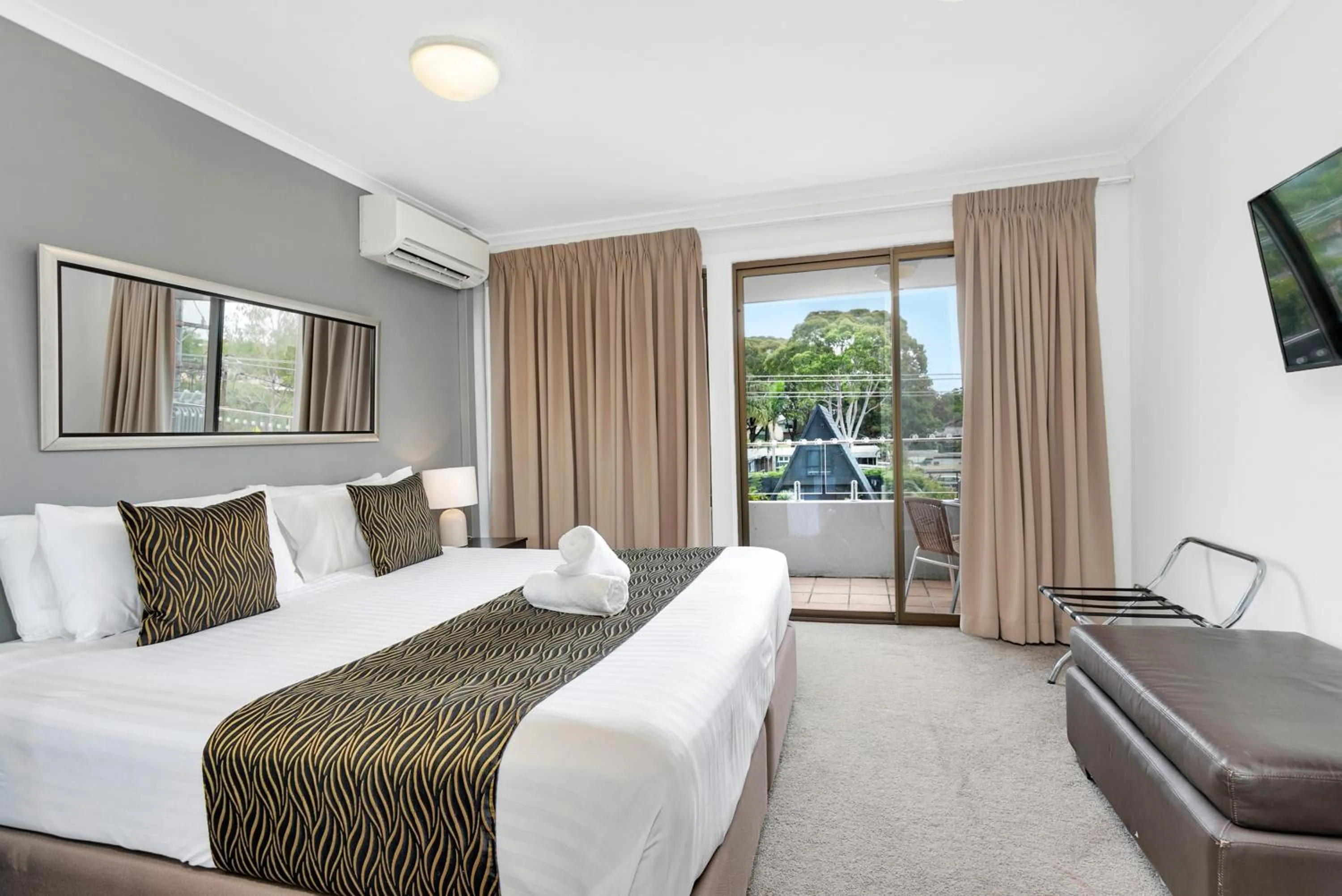 Bedroom, Bed in Peninsula Nelson Bay Motel and Serviced Apartments