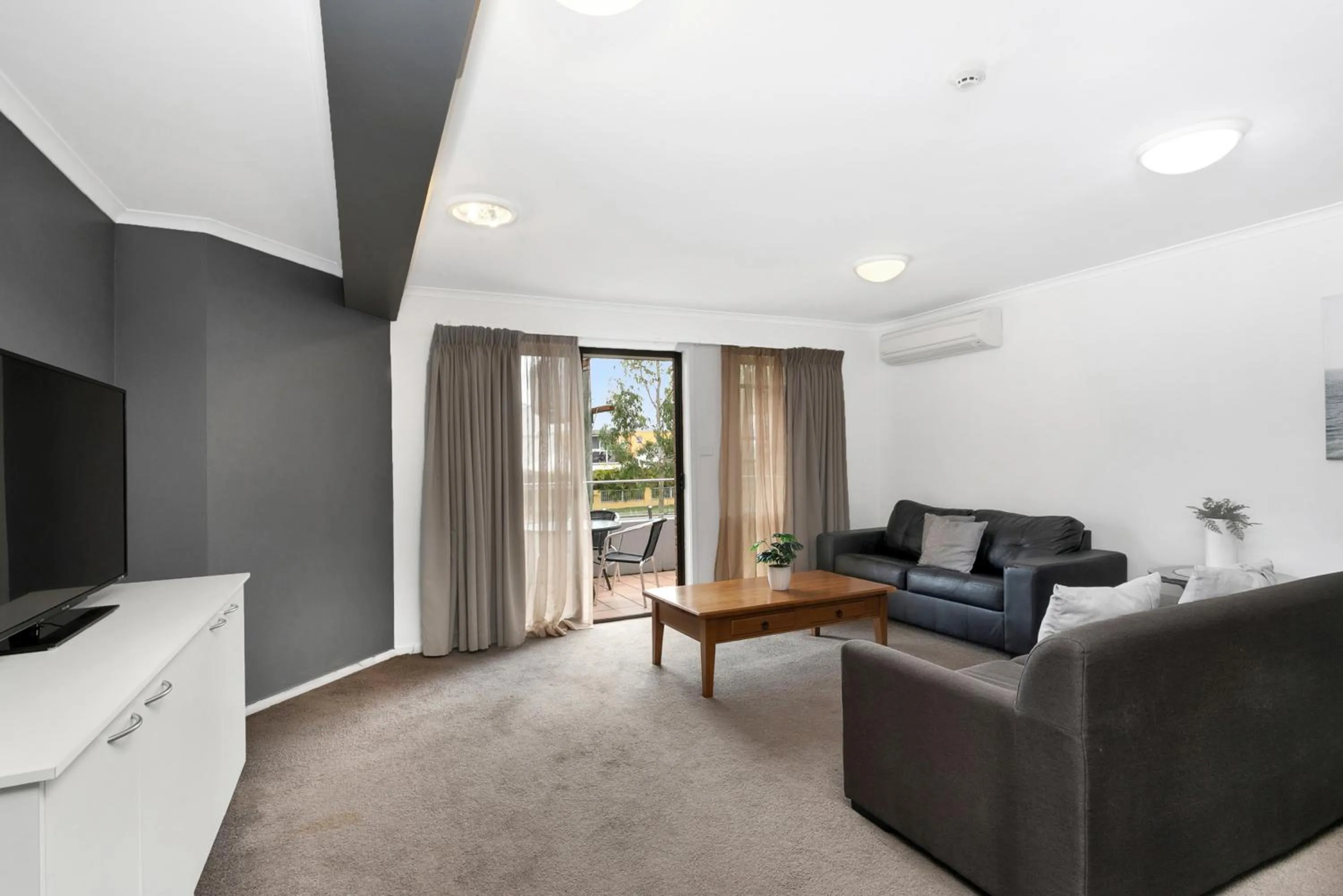 TV and multimedia in Peninsula Nelson Bay Motel and Serviced Apartments