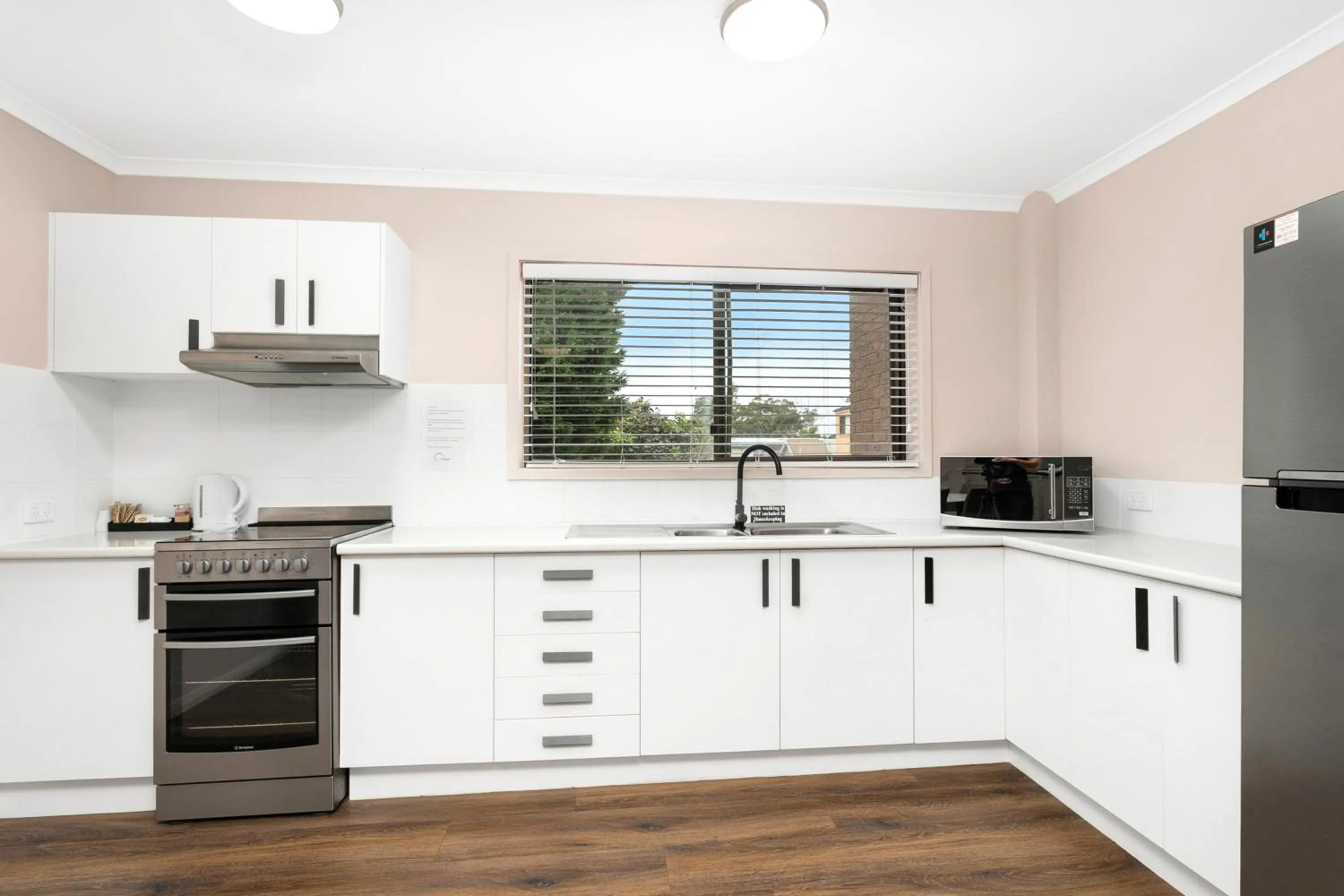 Kitchen or kitchenette in Peninsula Nelson Bay Motel and Serviced Apartments