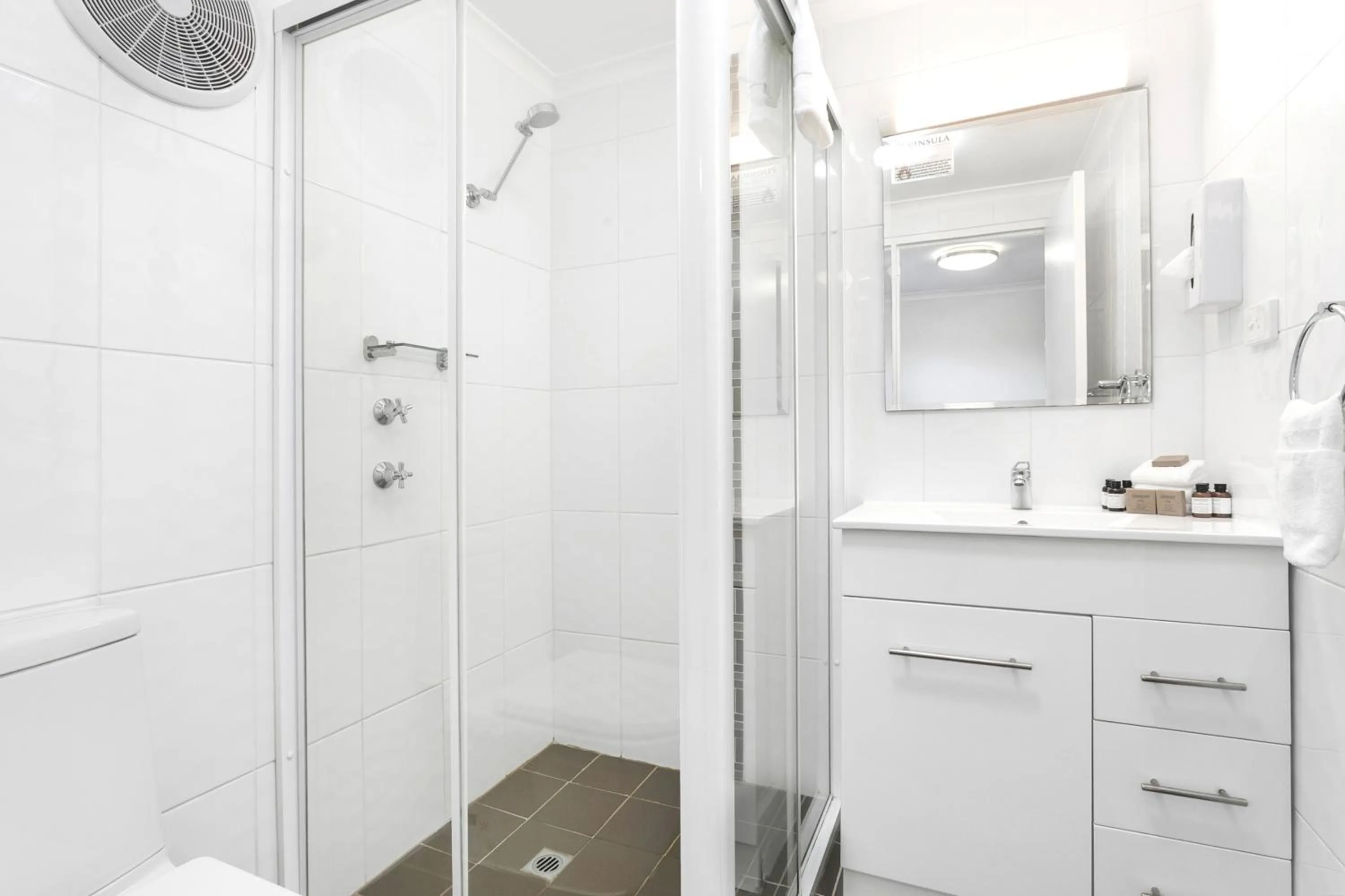 Bathroom in Peninsula Nelson Bay Motel and Serviced Apartments