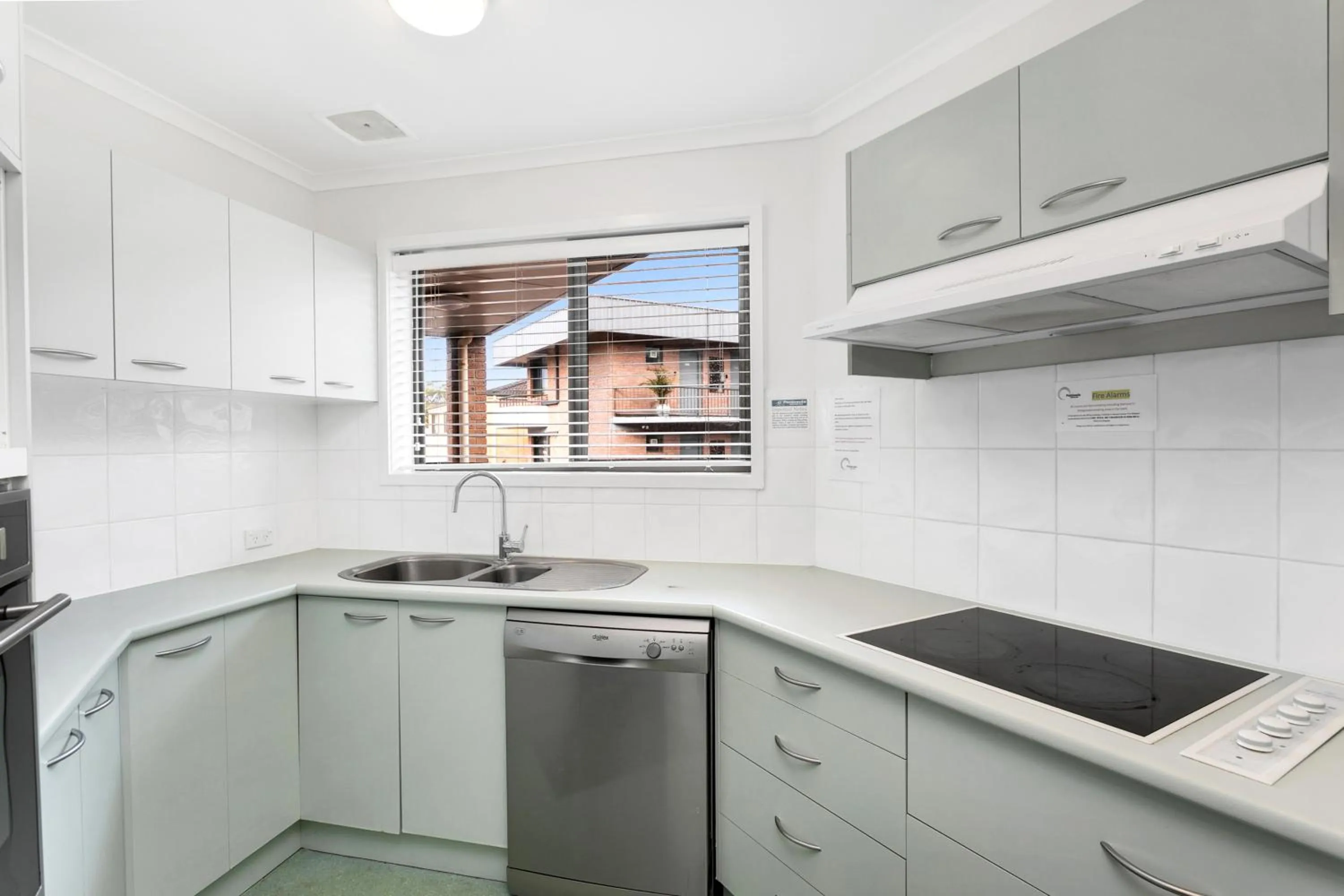 Kitchen or kitchenette in Peninsula Nelson Bay Motel and Serviced Apartments