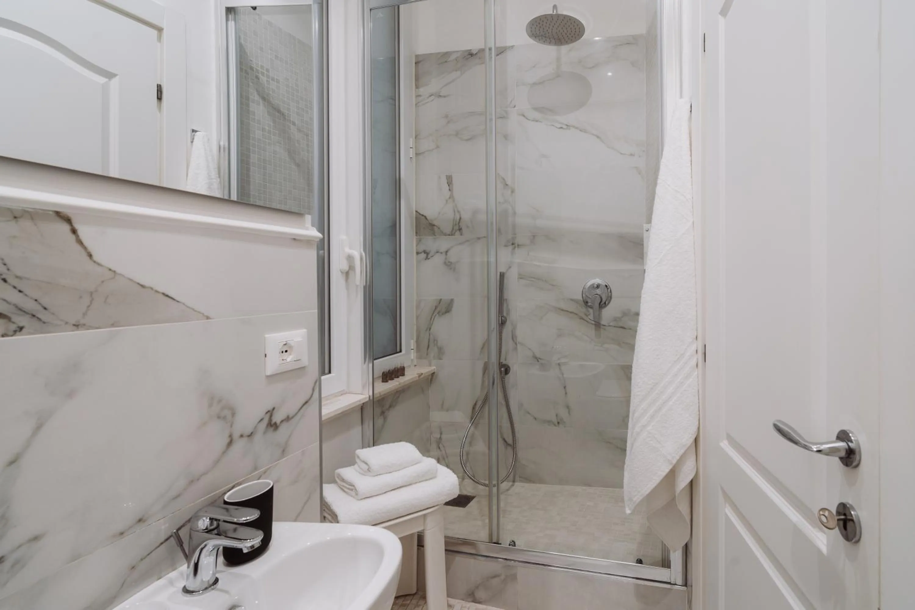 Shower in Rooms Genova dei Rolli