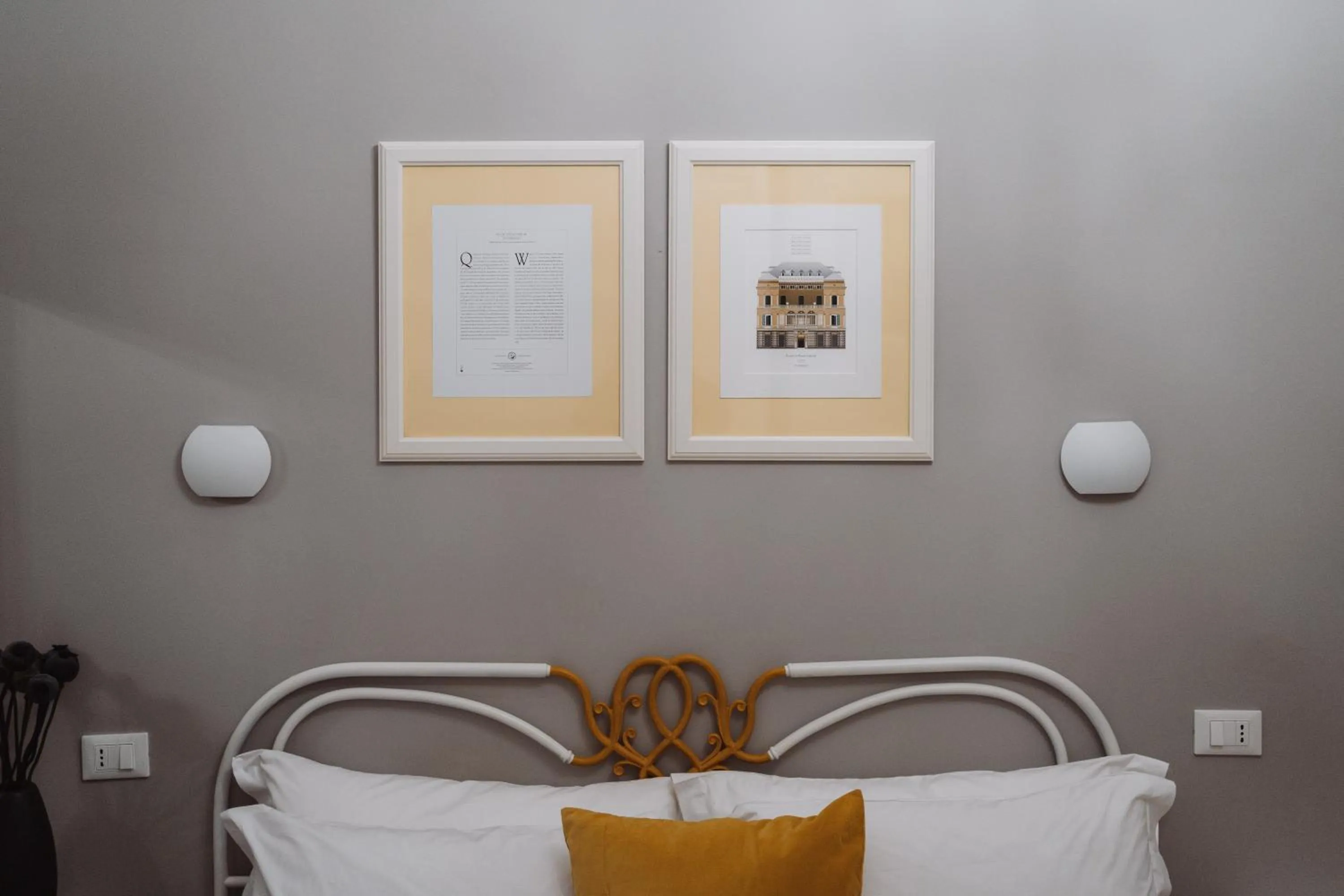 Decorative detail, Bed in Rooms Genova dei Rolli