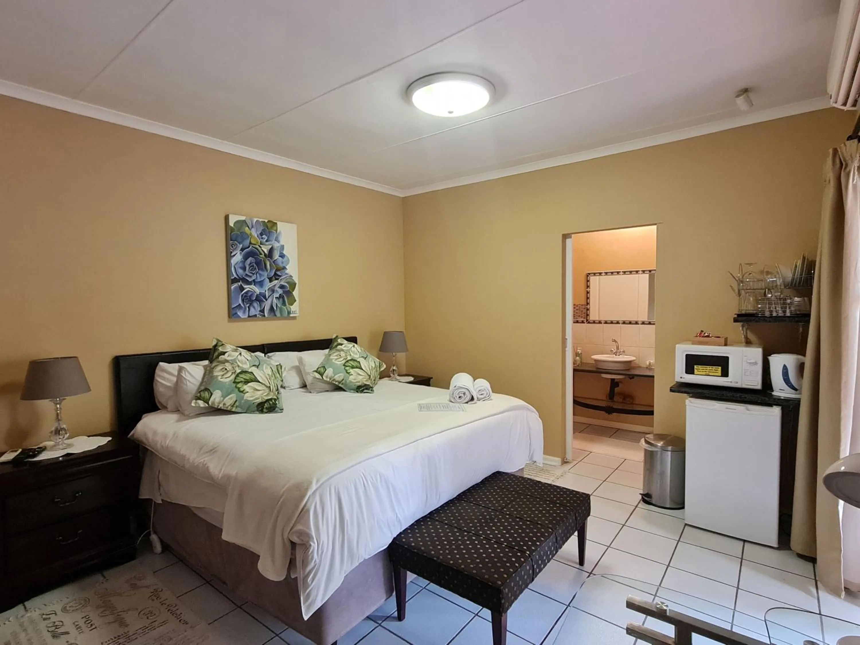 Photo of the whole room, Bed in Be My Guest