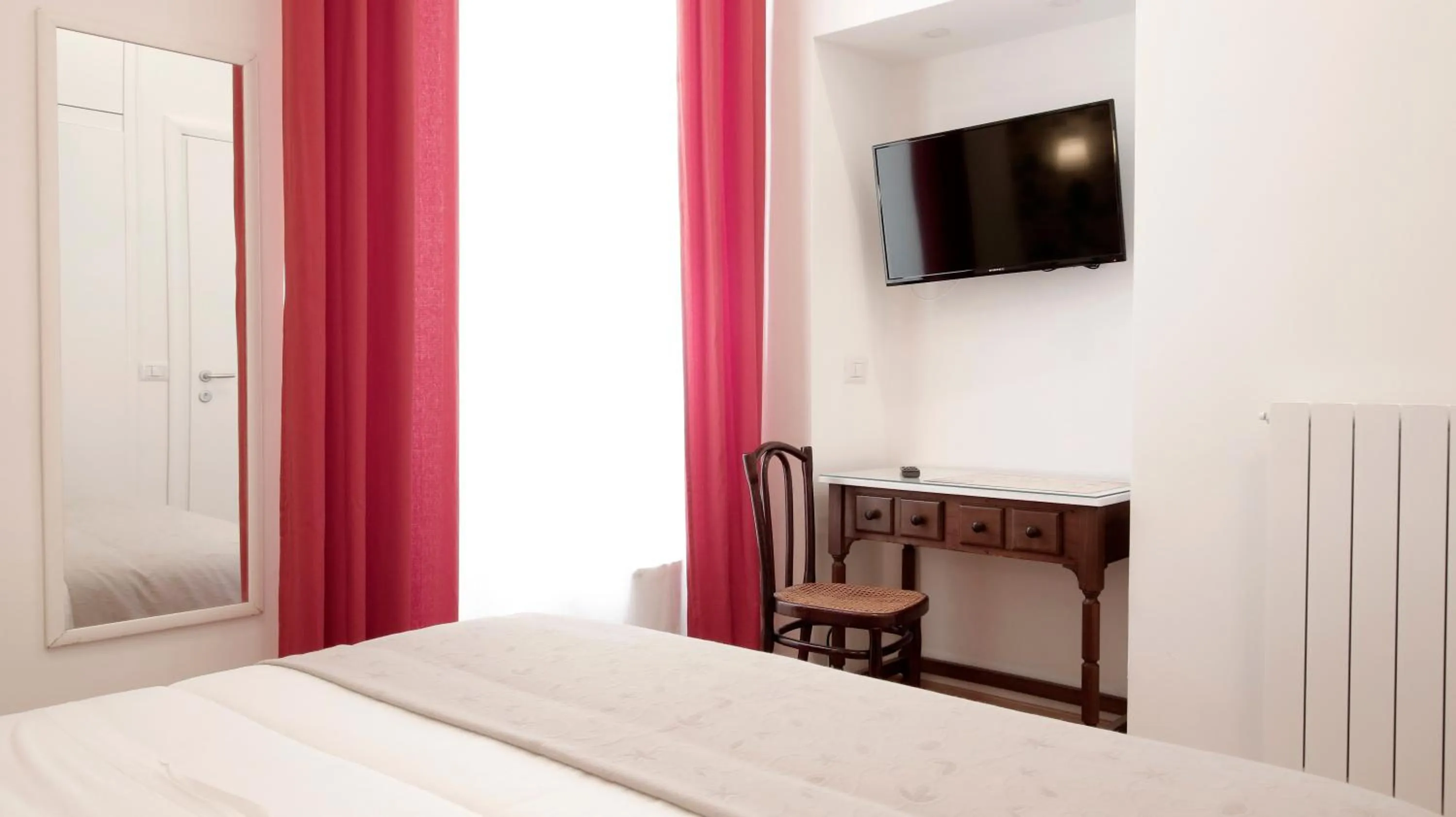 Photo of the whole room, Bed in Domus Iuliae