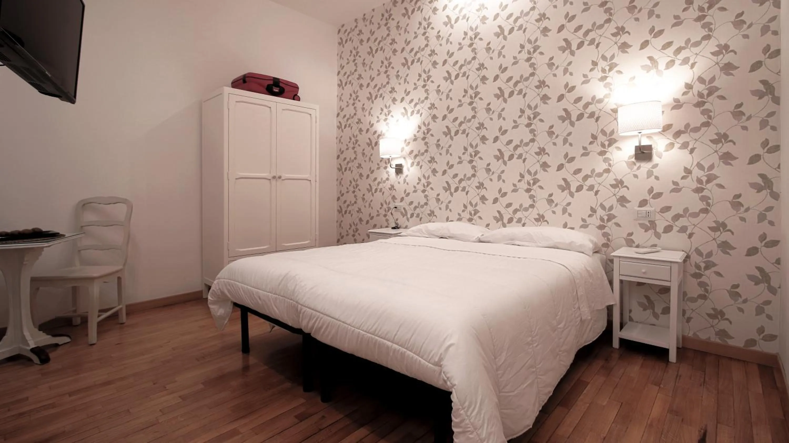 Photo of the whole room, Bed in Domus Iuliae