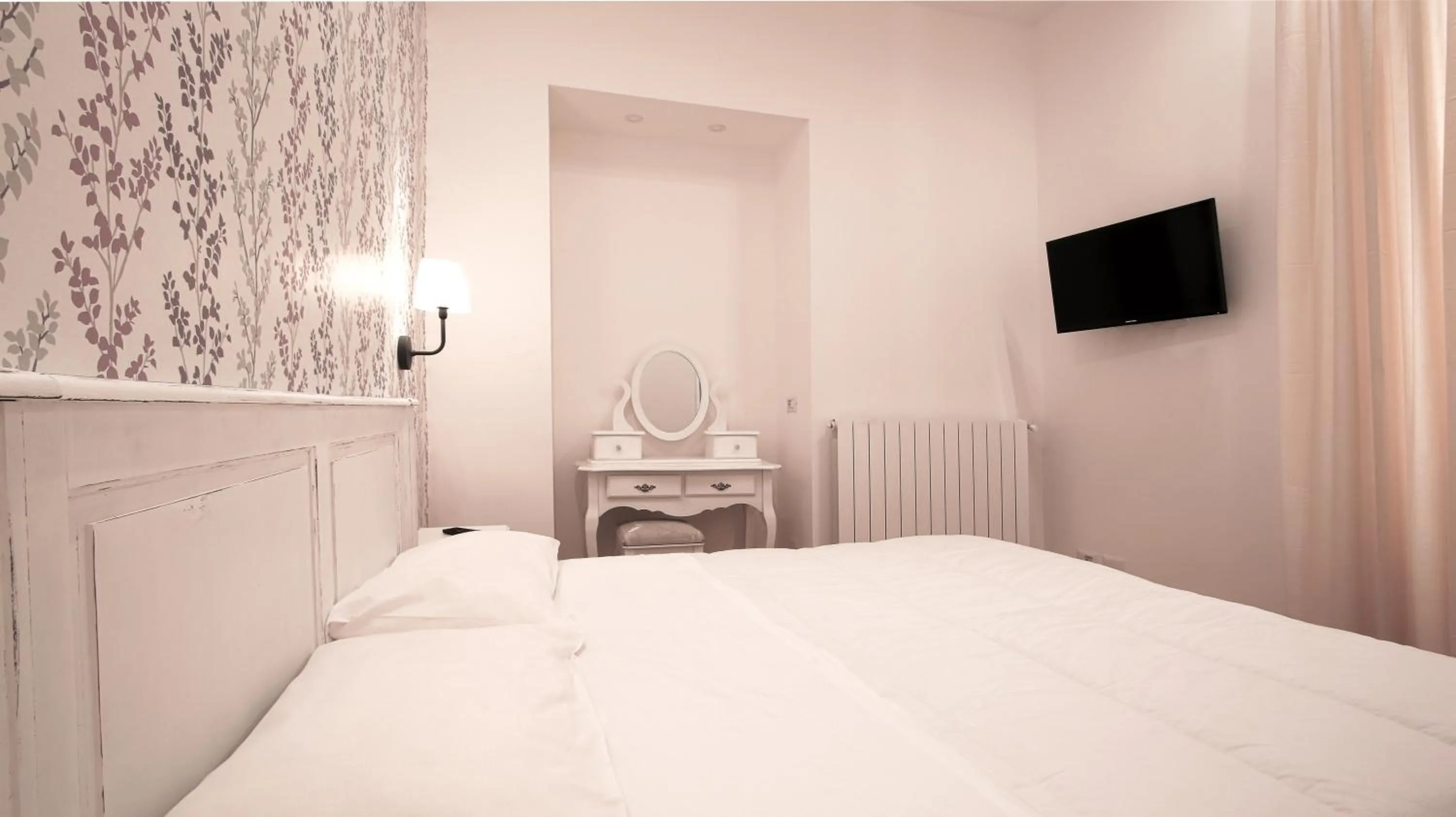 Photo of the whole room, Bed in Domus Iuliae