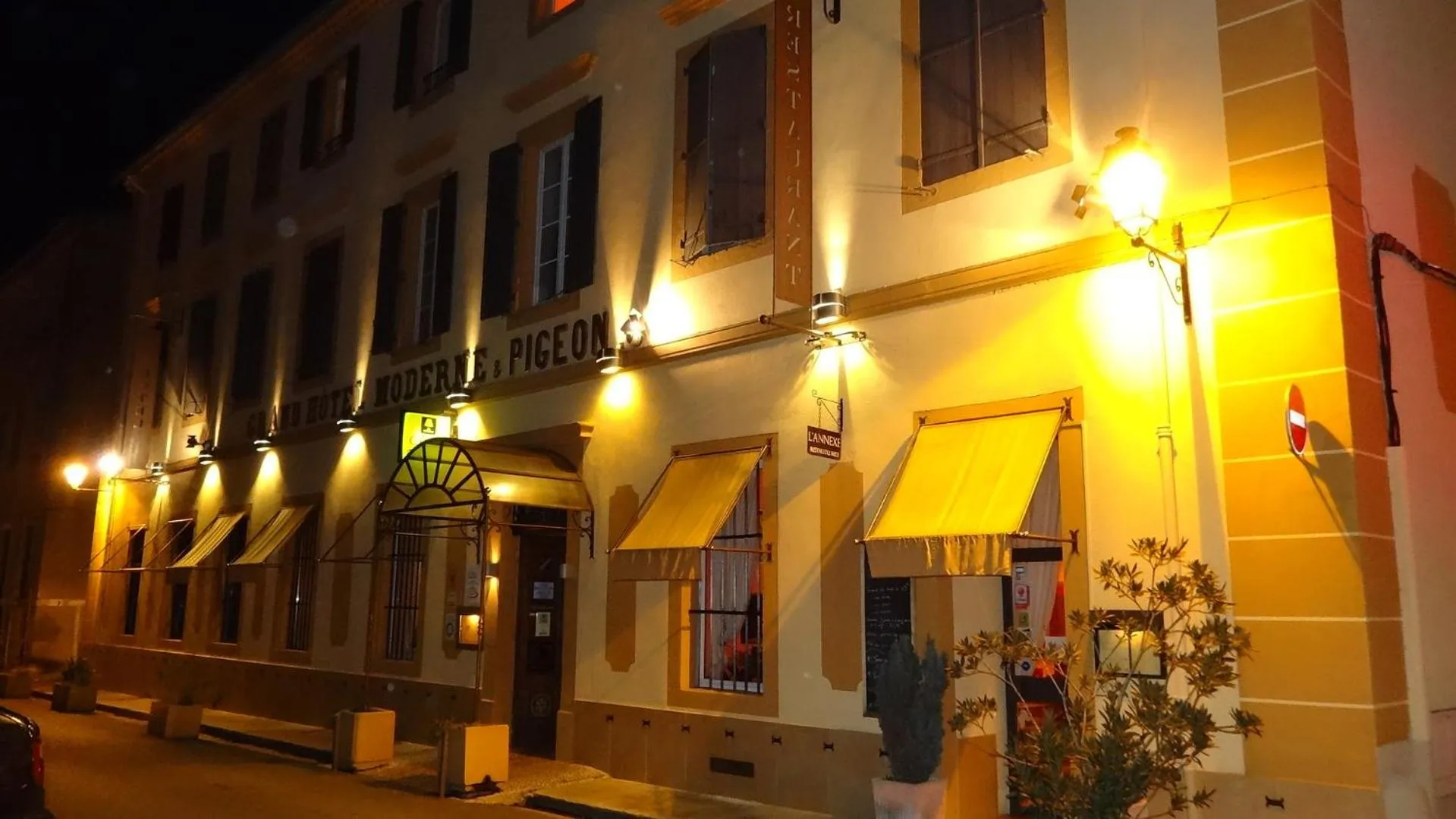 Facade/entrance in Hotel Moderne Et Pigeon