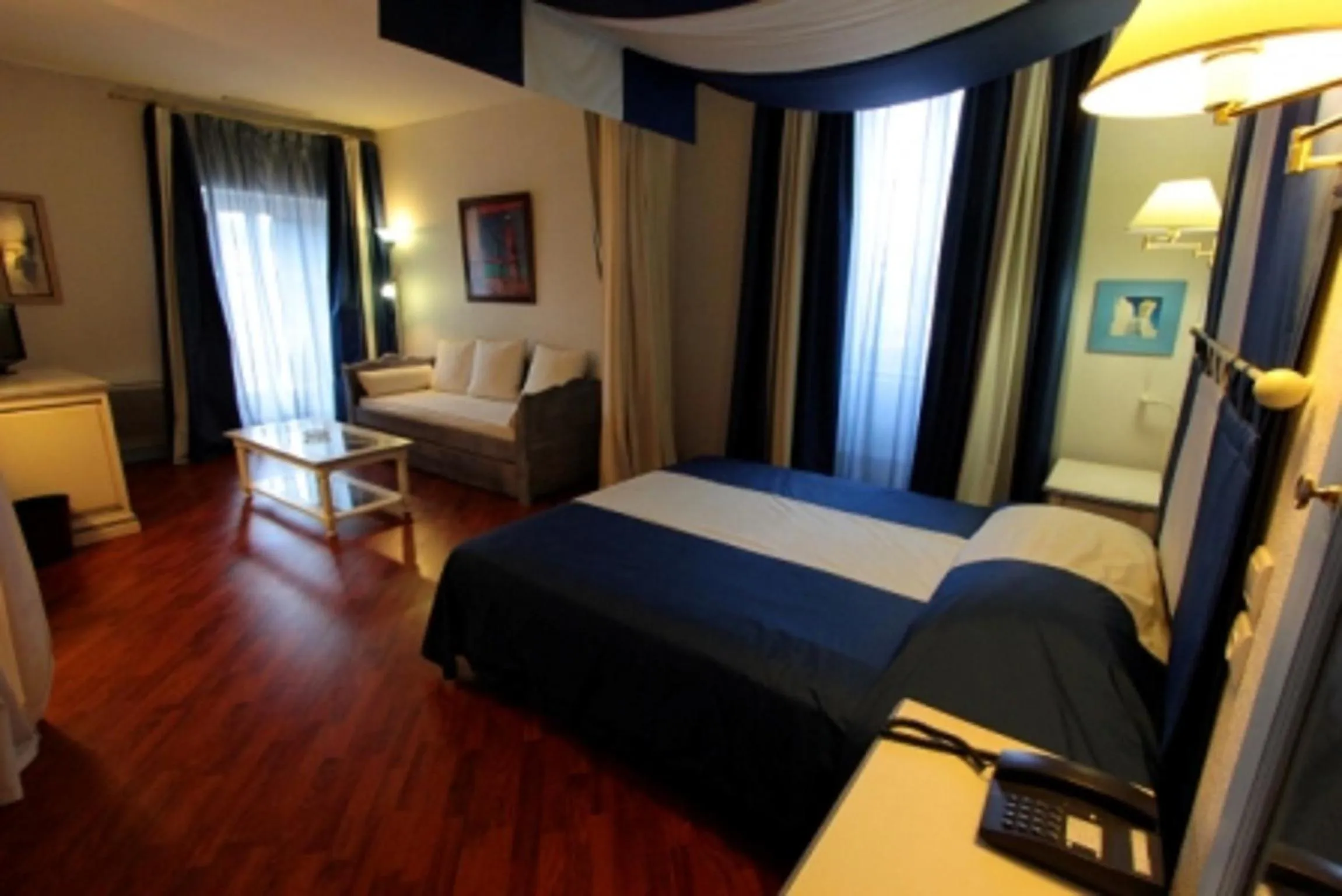 Photo of the whole room, Bed in Hotel Moderne Et Pigeon