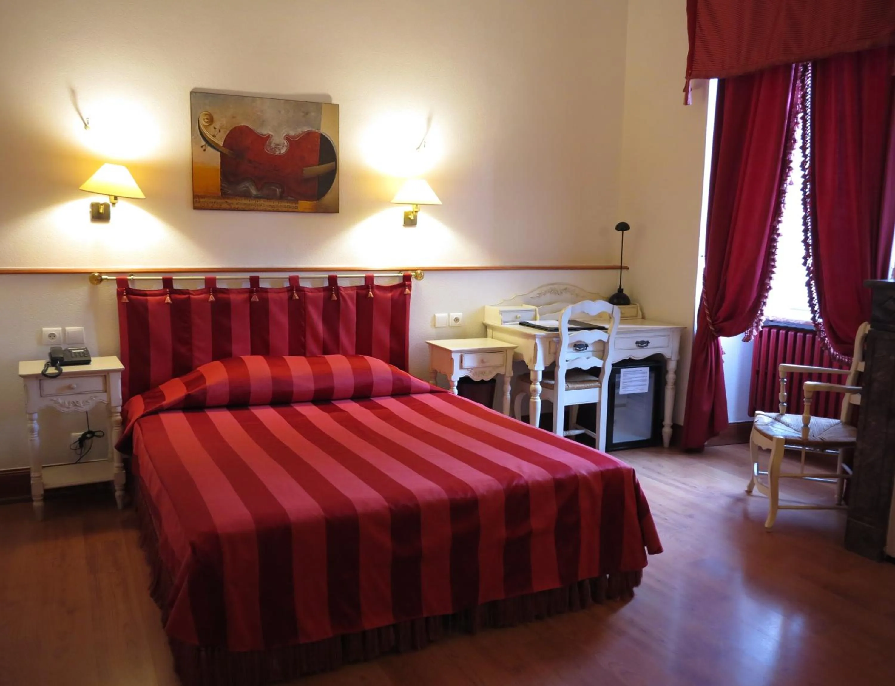 Bedroom, Bed in Hotel Moderne Et Pigeon