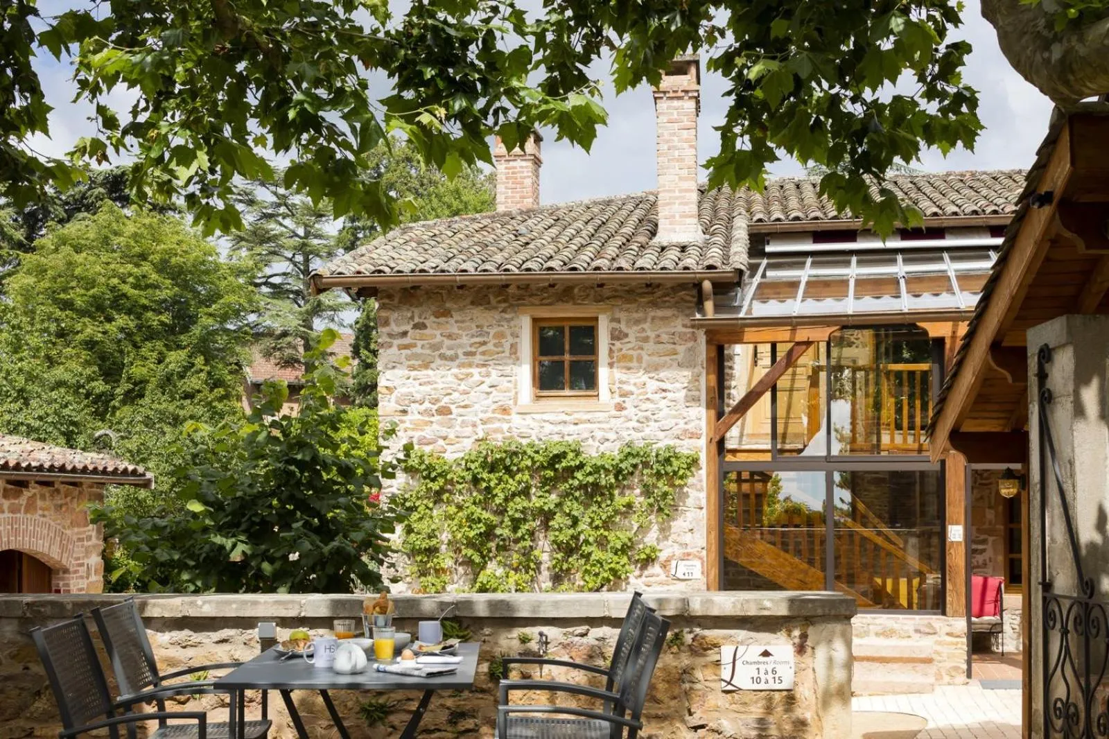 Patio in Contact Hôtels Le Savigny & Spa