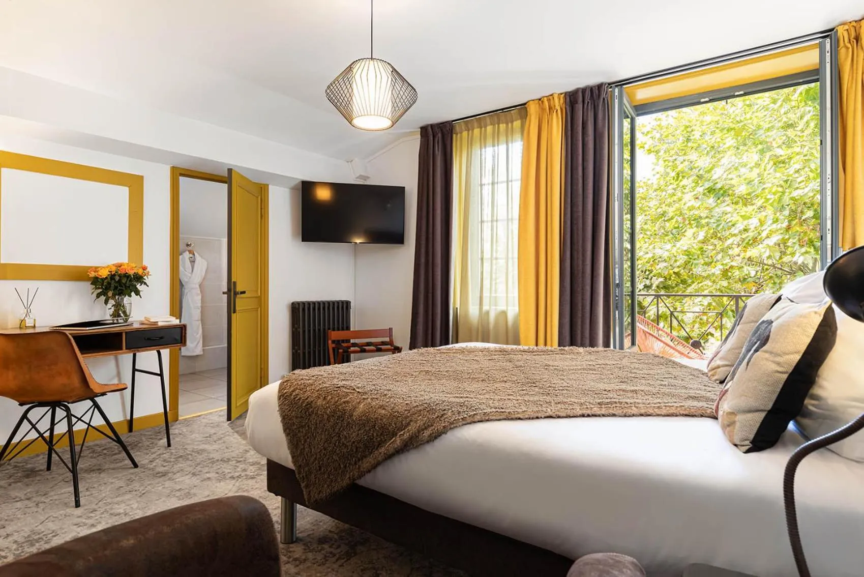 Bed in Contact Hôtels Le Savigny & Spa