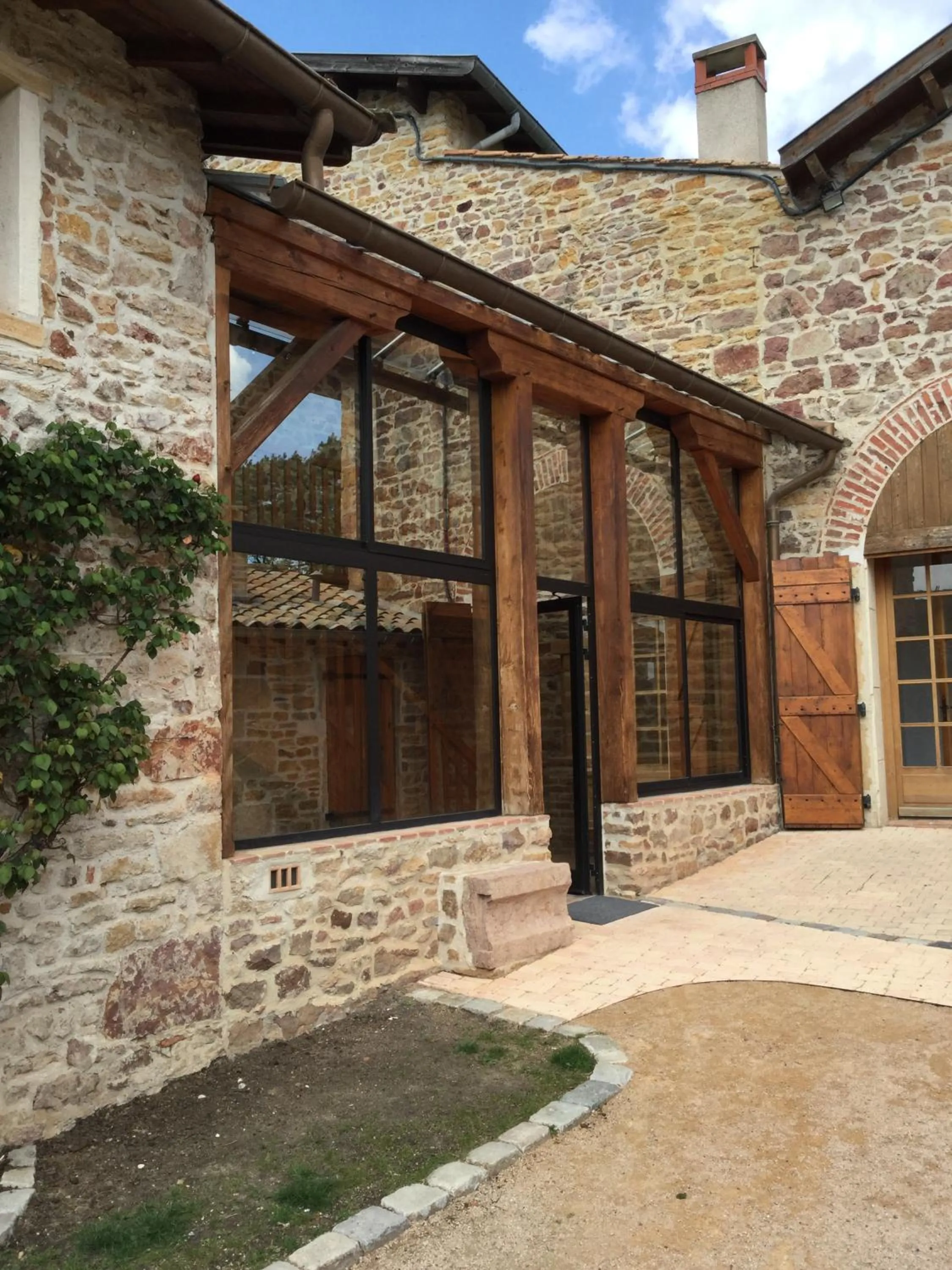 Patio in Contact Hôtels Le Savigny & Spa