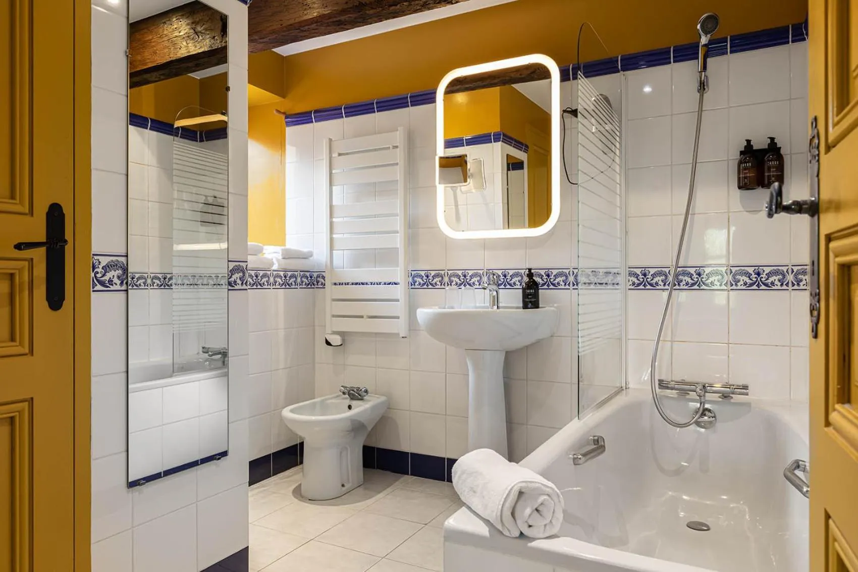 Bathroom in Contact Hôtels Le Savigny & Spa